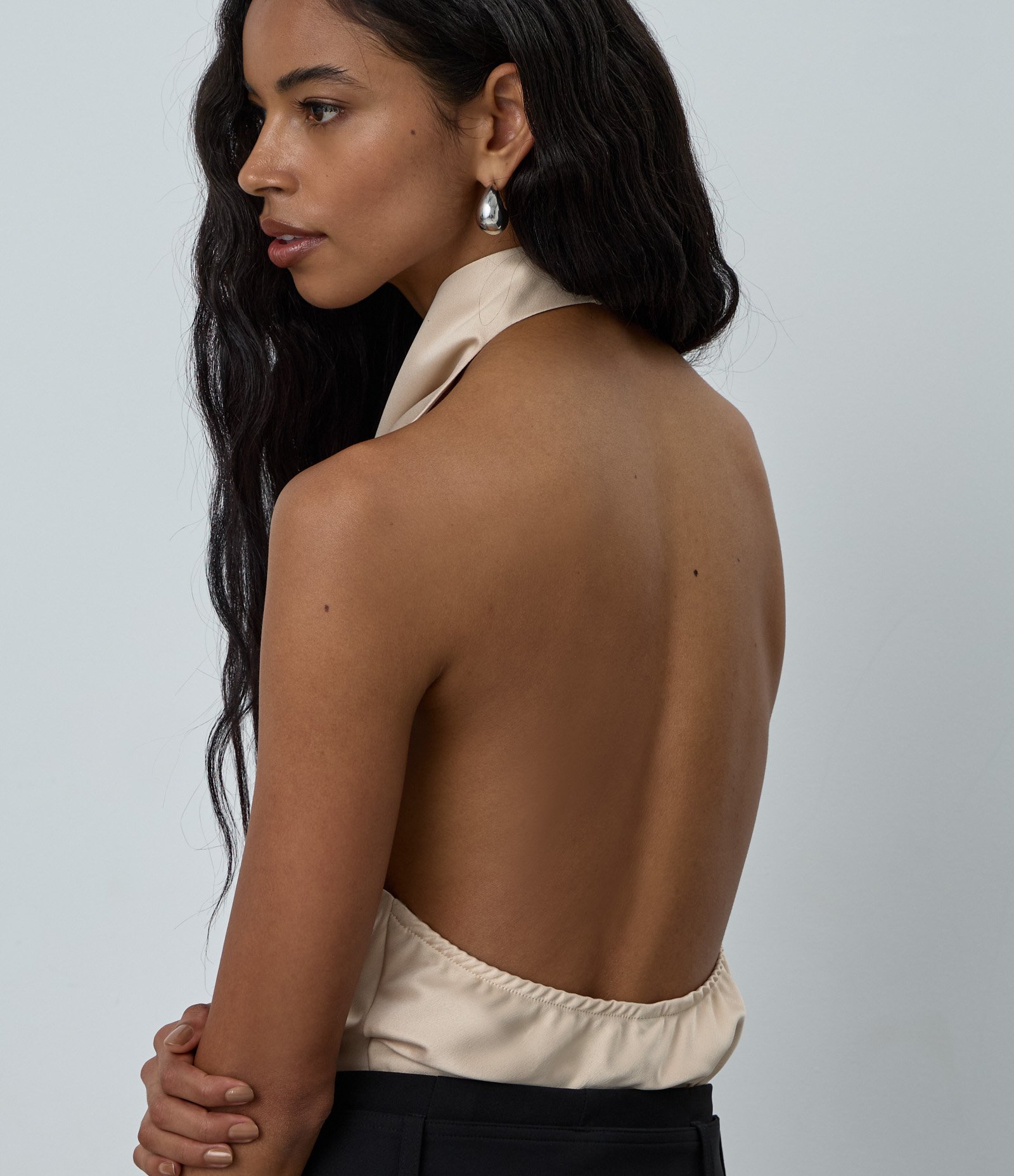 Blusa Frente Única em Cetim com Gola Solta Bege 4