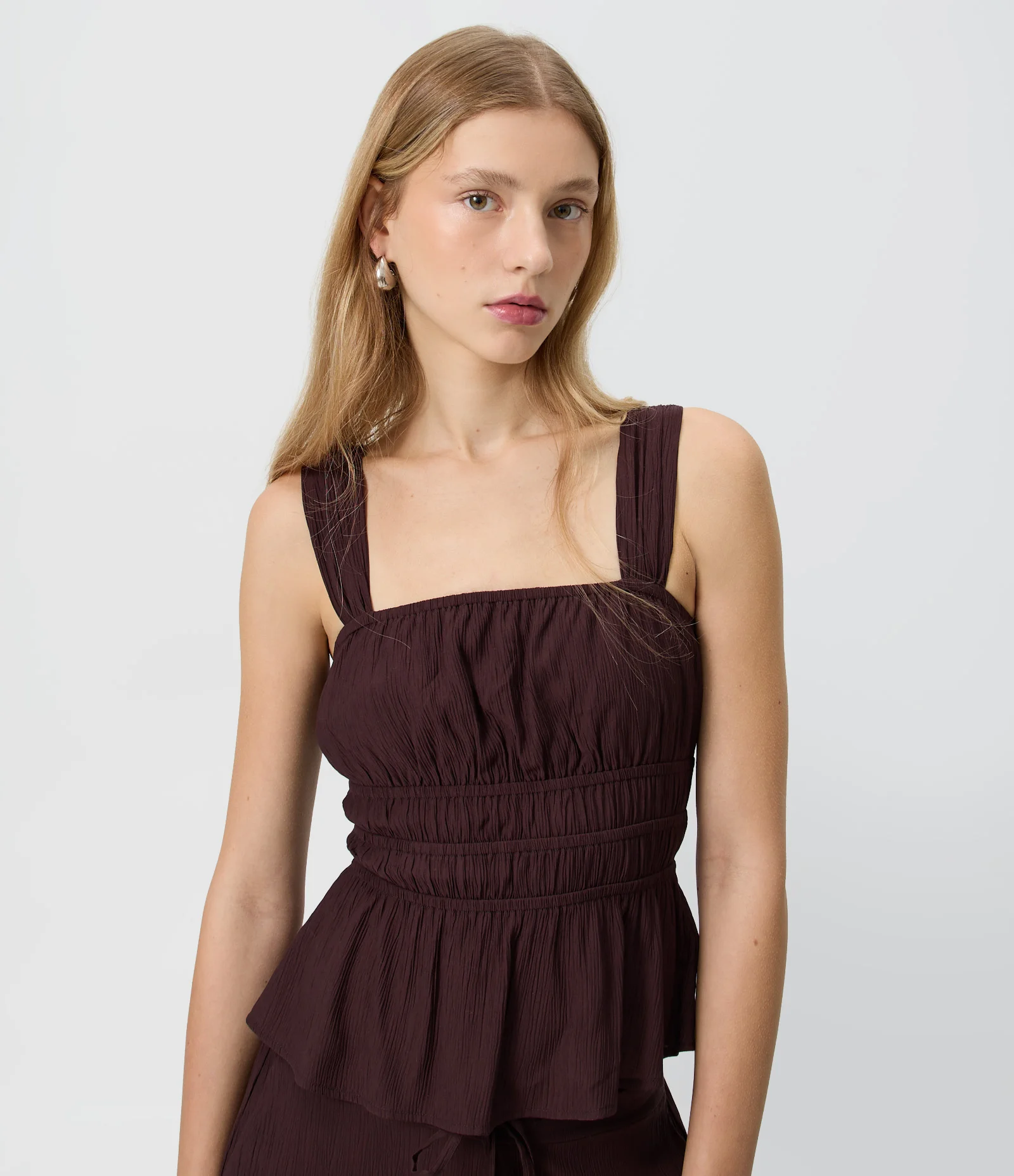 Blusa em Viscose Texturizada com Alças Largas e Franzidos Bordô 1
