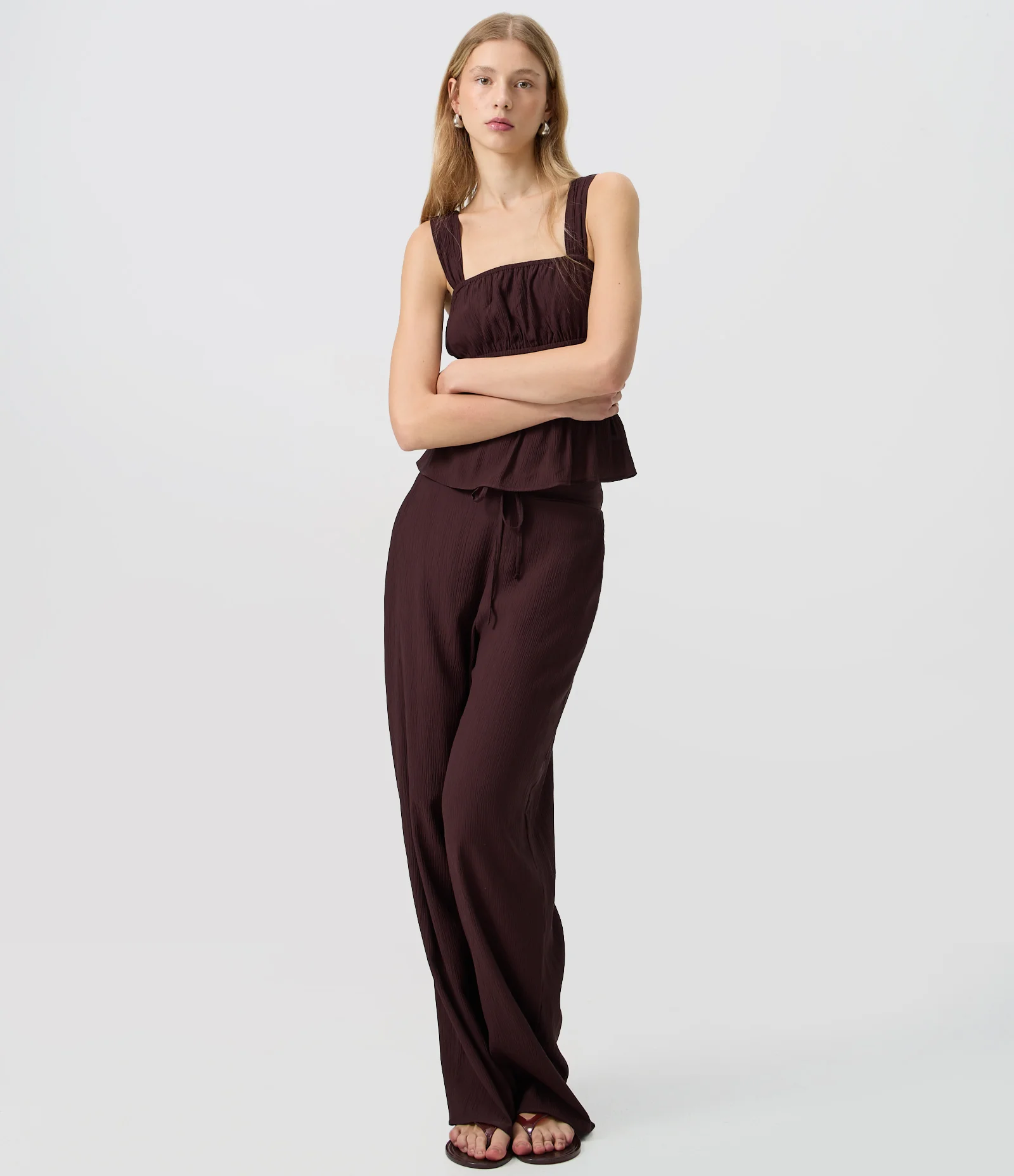 Blusa em Viscose Texturizada com Alças Largas e Franzidos Bordô 2