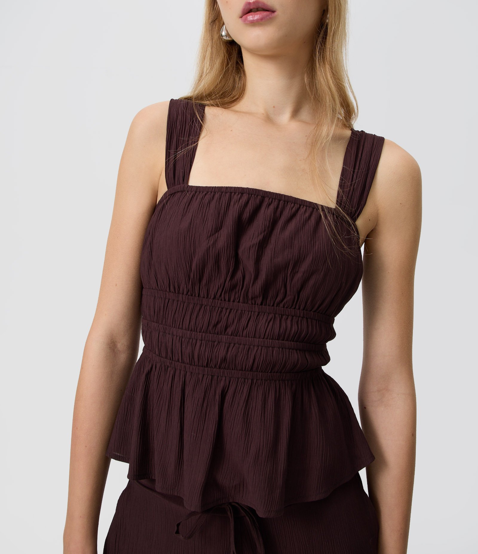 Blusa em Viscose Texturizada com Alças Largas e Franzidos Bordô 3
