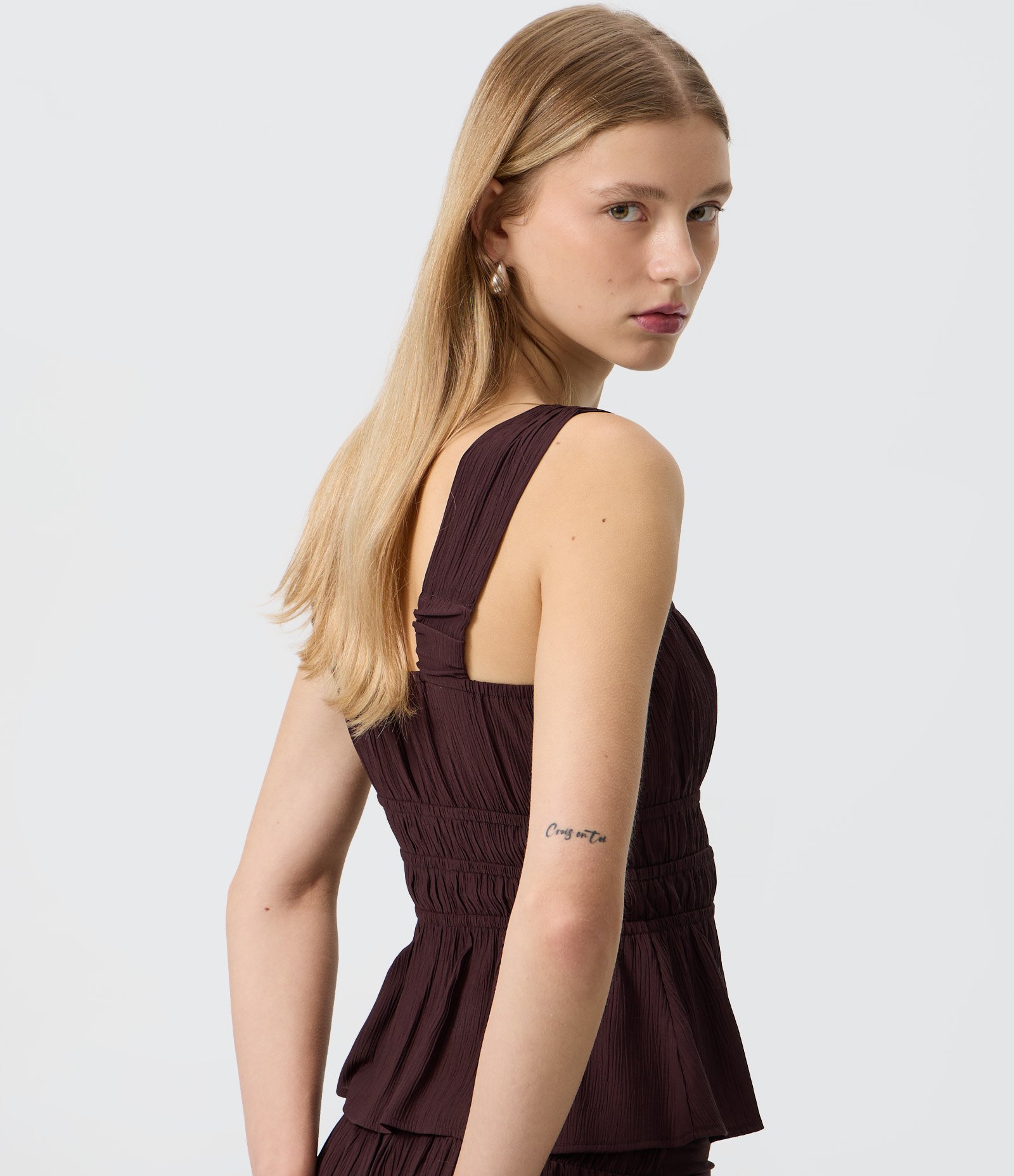 Blusa em Viscose Texturizada com Alças Largas e Franzidos Bordô 4