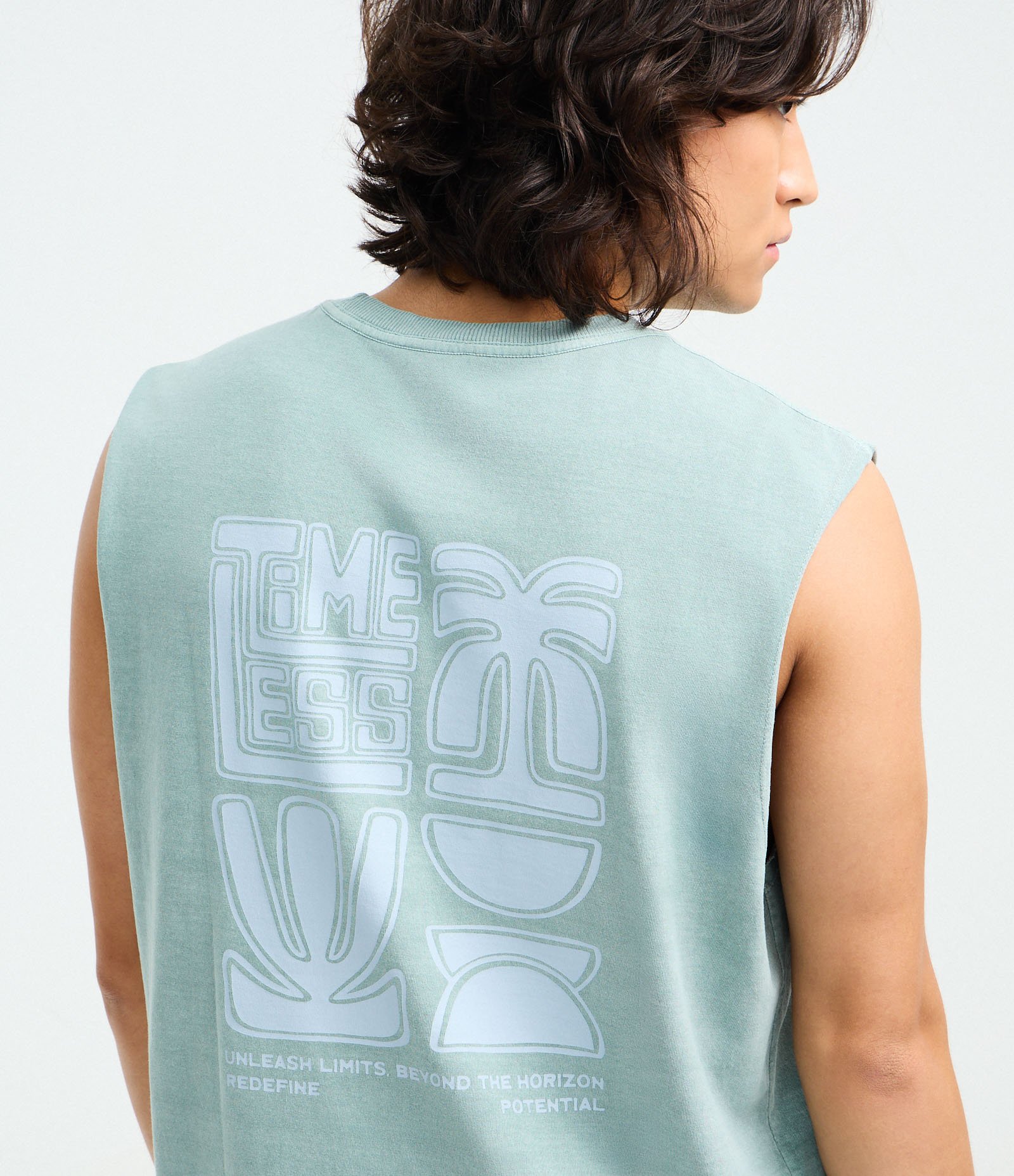 Regata Comfort Estonada em Algodão e Lettering Timeless Verde 3