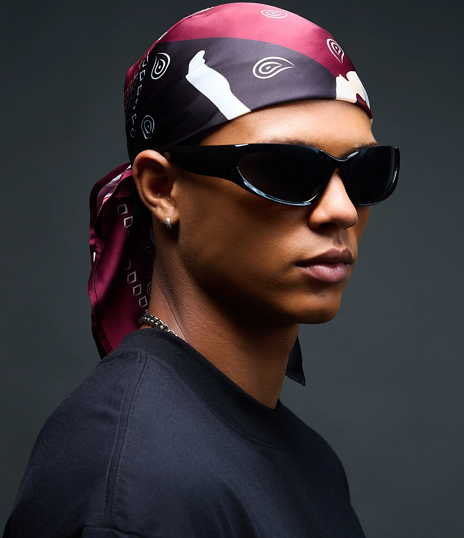 Lenço em Cetim com Lettering Evom Vinho 2