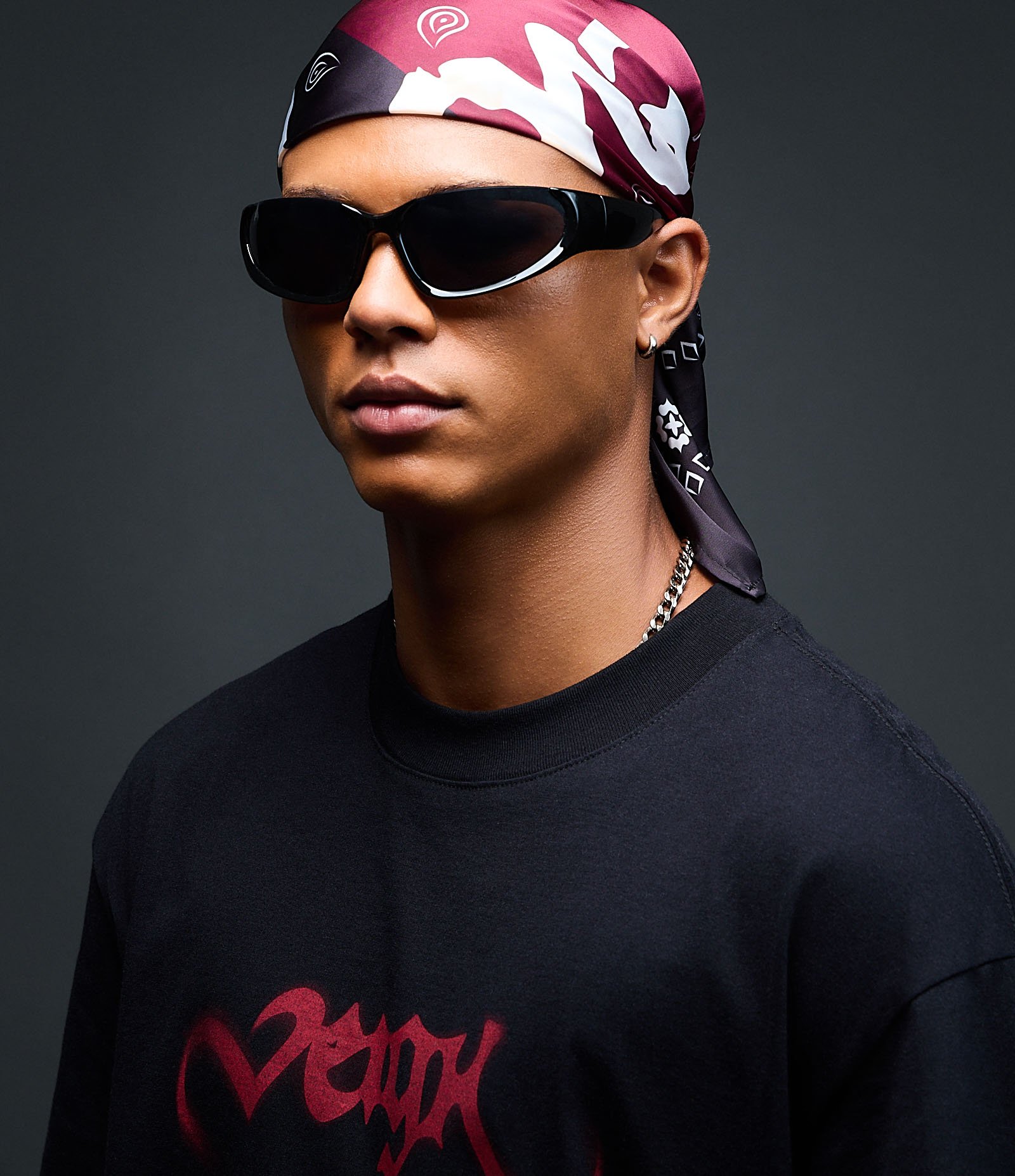 Lenço em Cetim com Lettering Evom Vinho 3