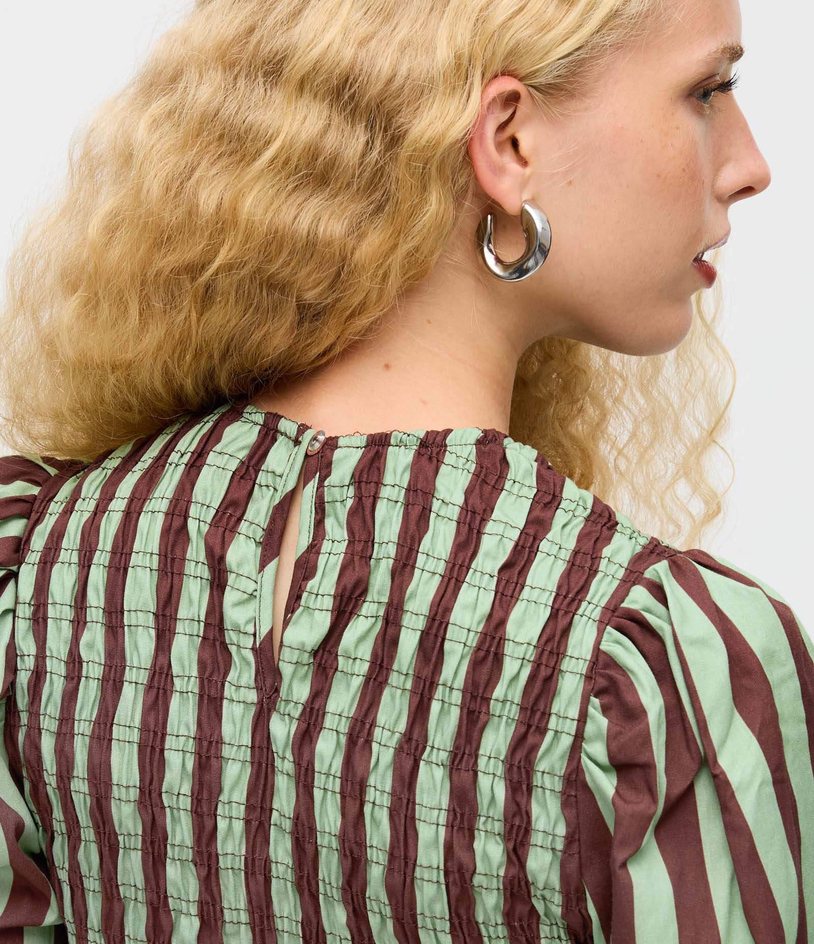 Blusa Listrada em Tricoline com Lastex e Mangas Bufantes Verde/Marrom 4