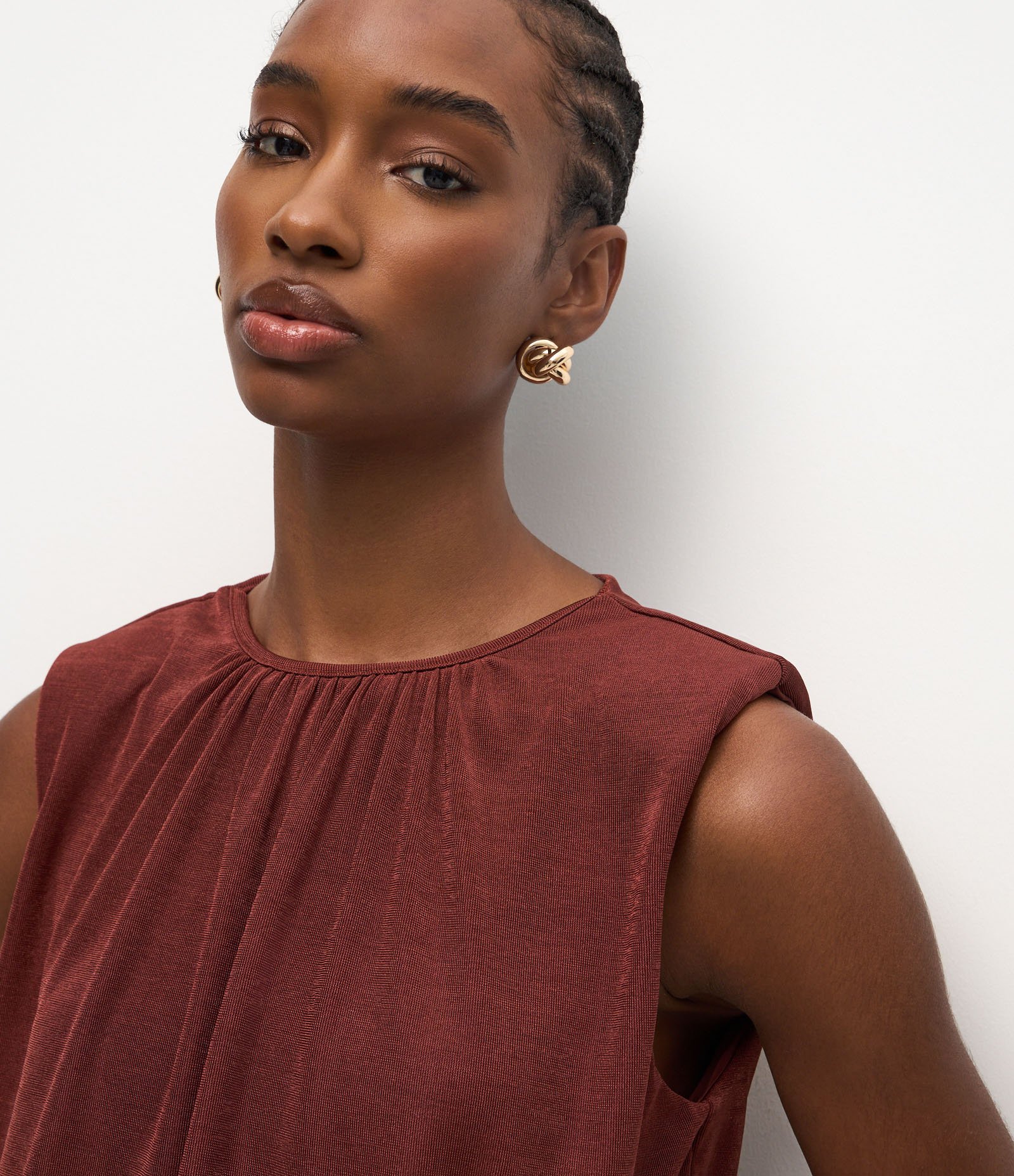 Blusa em Ribana com Ombreiras e Leve Brilho Vinho 3