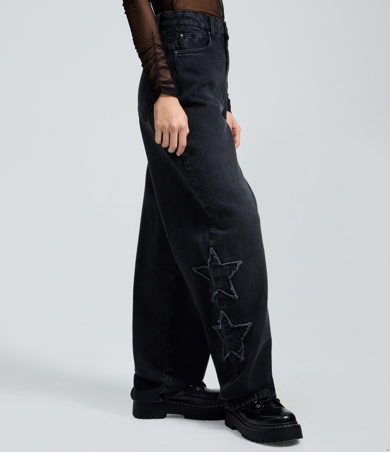 Calça Baggy em Jeans com Recortes de Estrelas e Cintura Média Preto 3