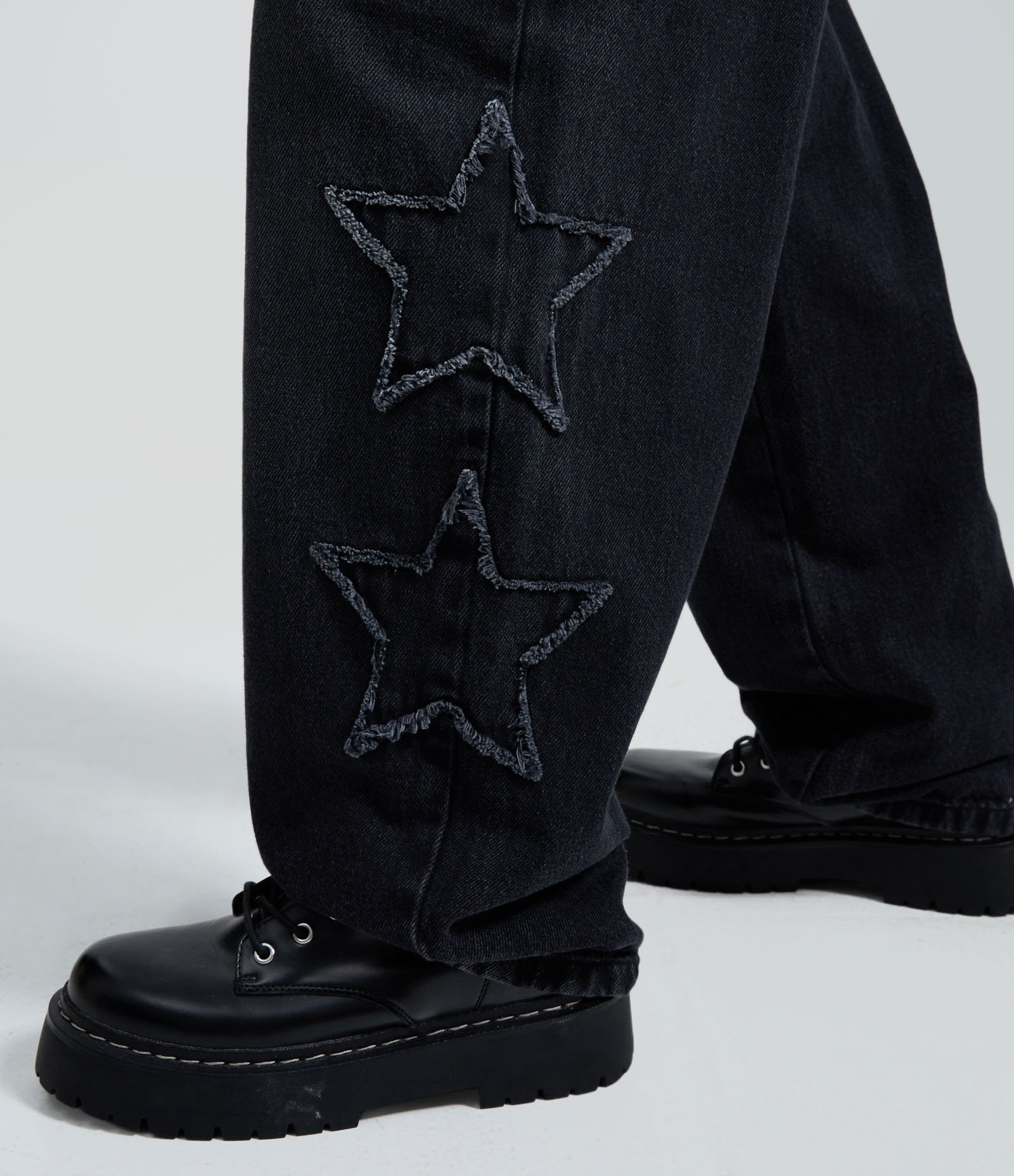 Calça Baggy em Jeans com Recortes de Estrelas e Cintura Média Preto 4