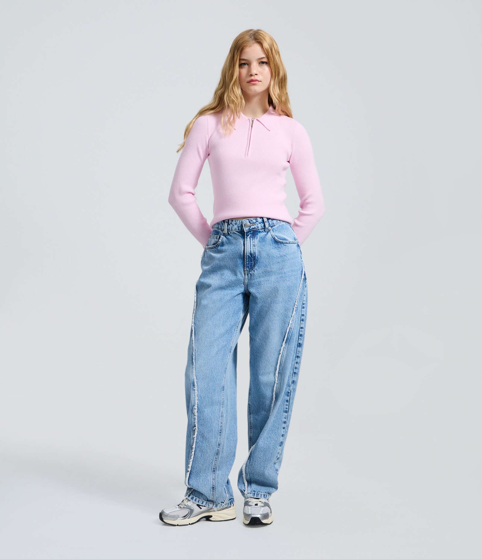 Calça Baggy em Jeans com Bordado Desfiado e Cintura Média Azul Claro 1