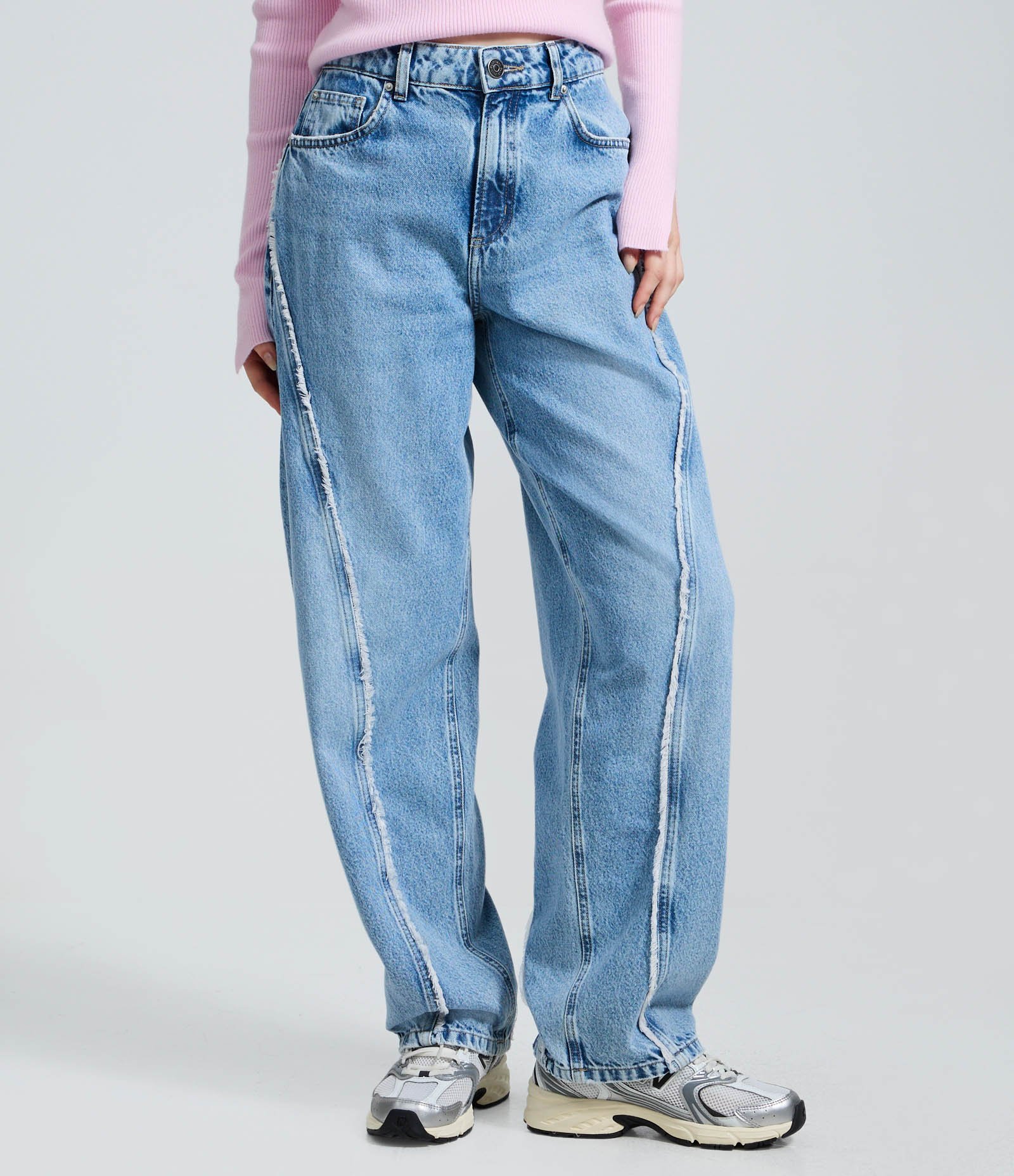 Calça Baggy em Jeans com Bordado Desfiado e Cintura Média Azul Claro 2