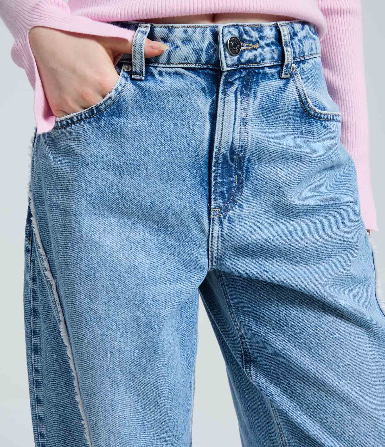 Calça Baggy em Jeans com Bordado Desfiado e Cintura Média Azul Claro 3
