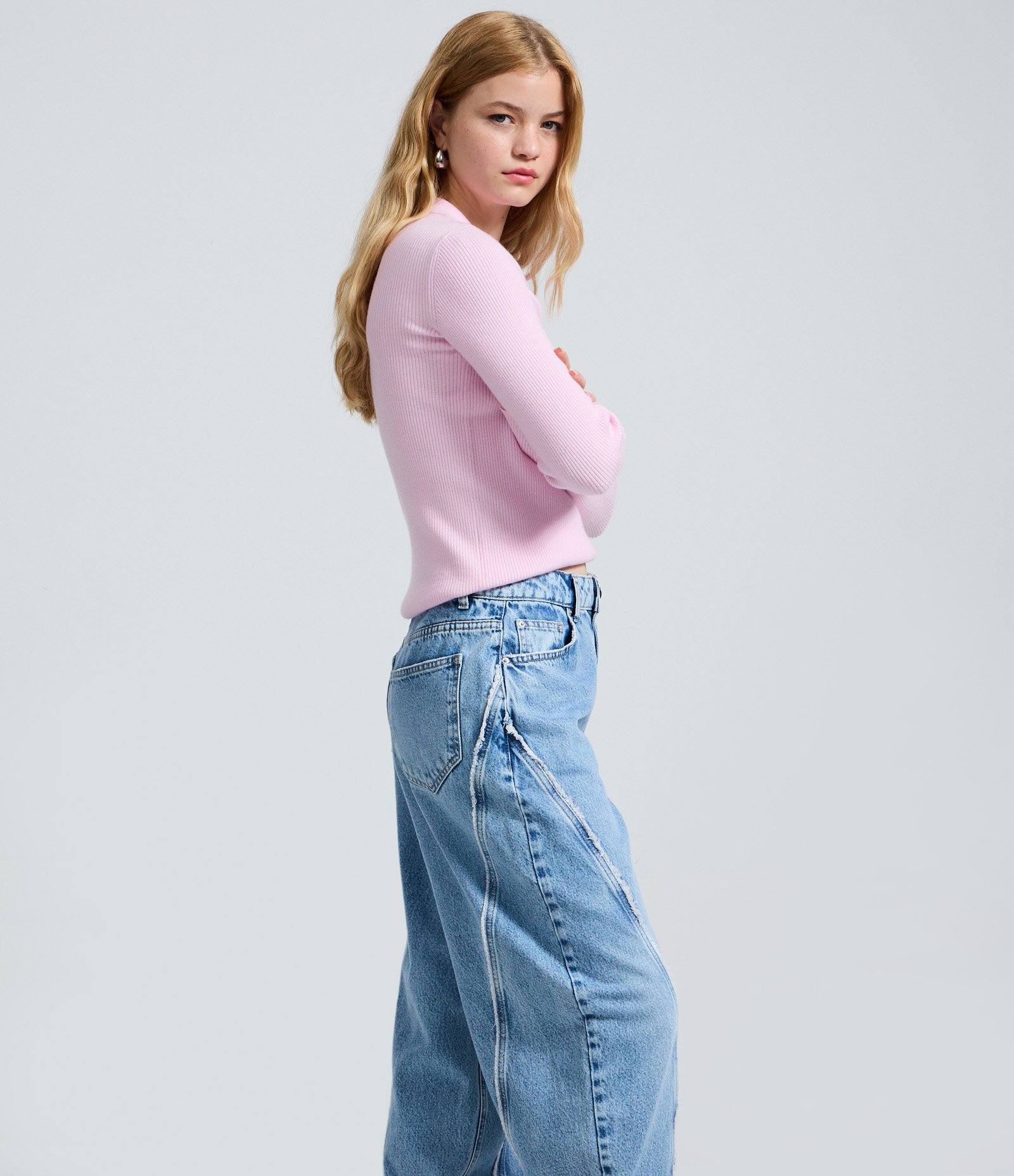 Calça Baggy em Jeans com Bordado Desfiado e Cintura Média Azul Claro 4