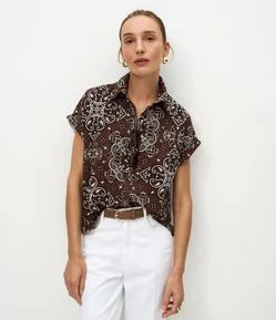 Blusa em Viscose com Gola Alta e Estampa Arabesco