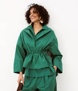 Blusa Parka com Gola Alta e Cintura Franzida Ajustável
