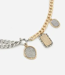 Colar Curto com Corrente Assimétrica e Pingentes de Medalha