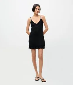 Vestido Curto de Alcinha em Tricô com Renda no Decote