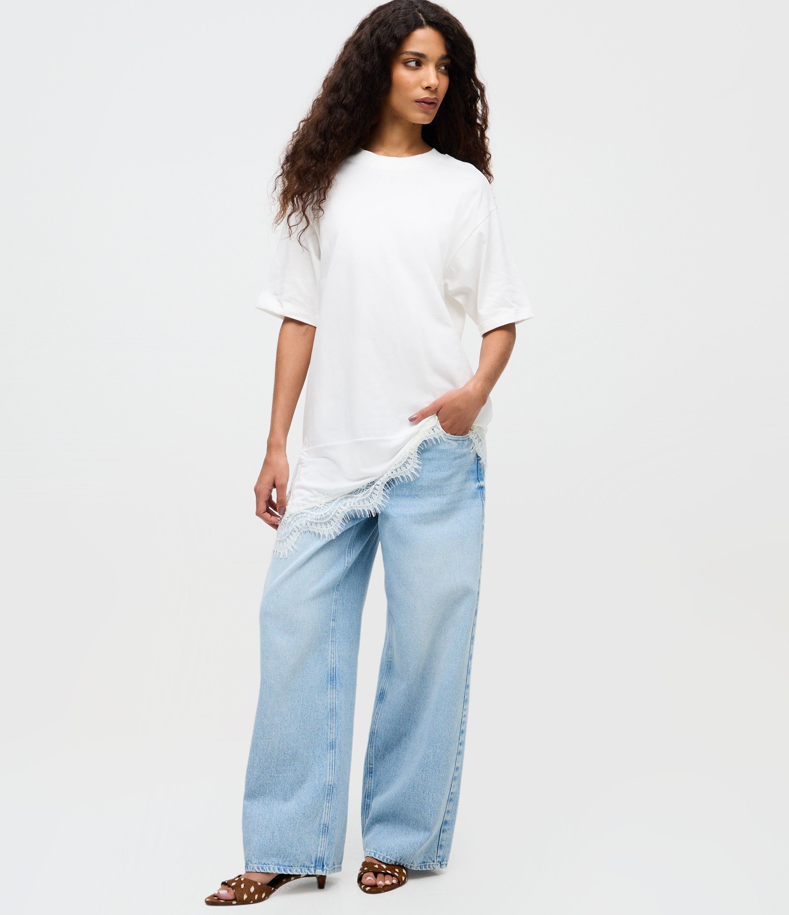 Camiseta Oversized em Algodão com Barra Assimétrica em Renda Branco 2