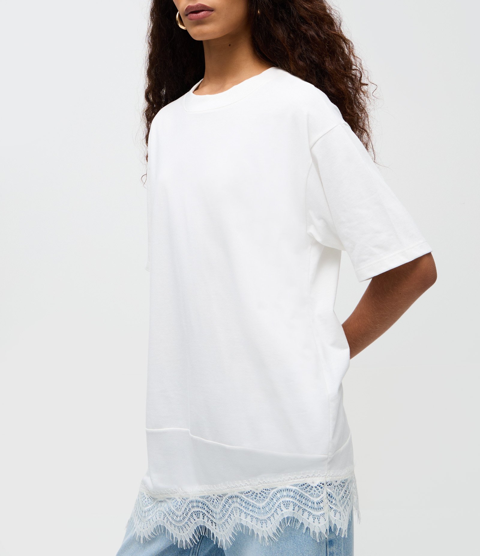 Camiseta Oversized em Algodão com Barra Assimétrica em Renda Branco 3