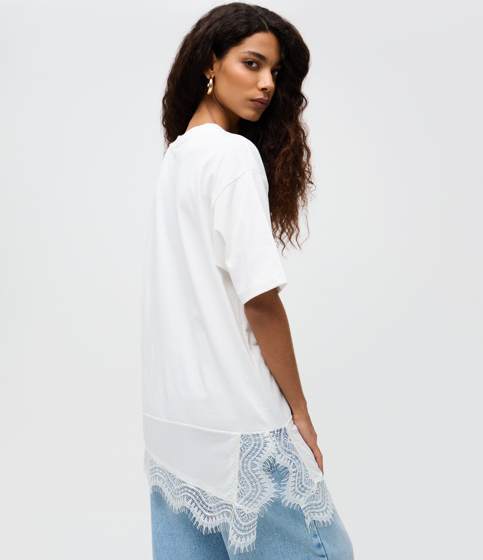 Camiseta Oversized em Algodão com Barra Assimétrica em Renda Branco 4