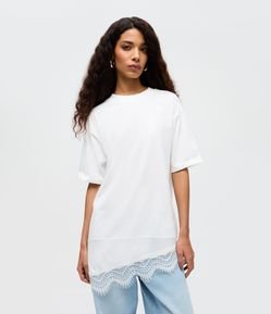Camiseta Oversized em Algodão com Barra Assimétrica em Renda