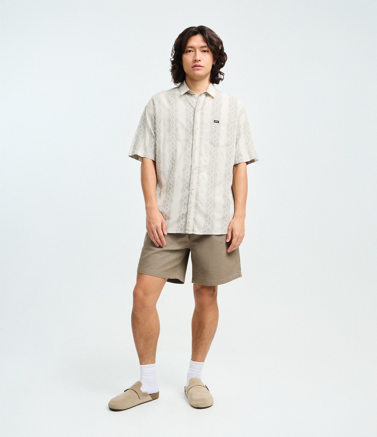 Bermuda em Sarja Texturizada com Cós Elástico Bege 1