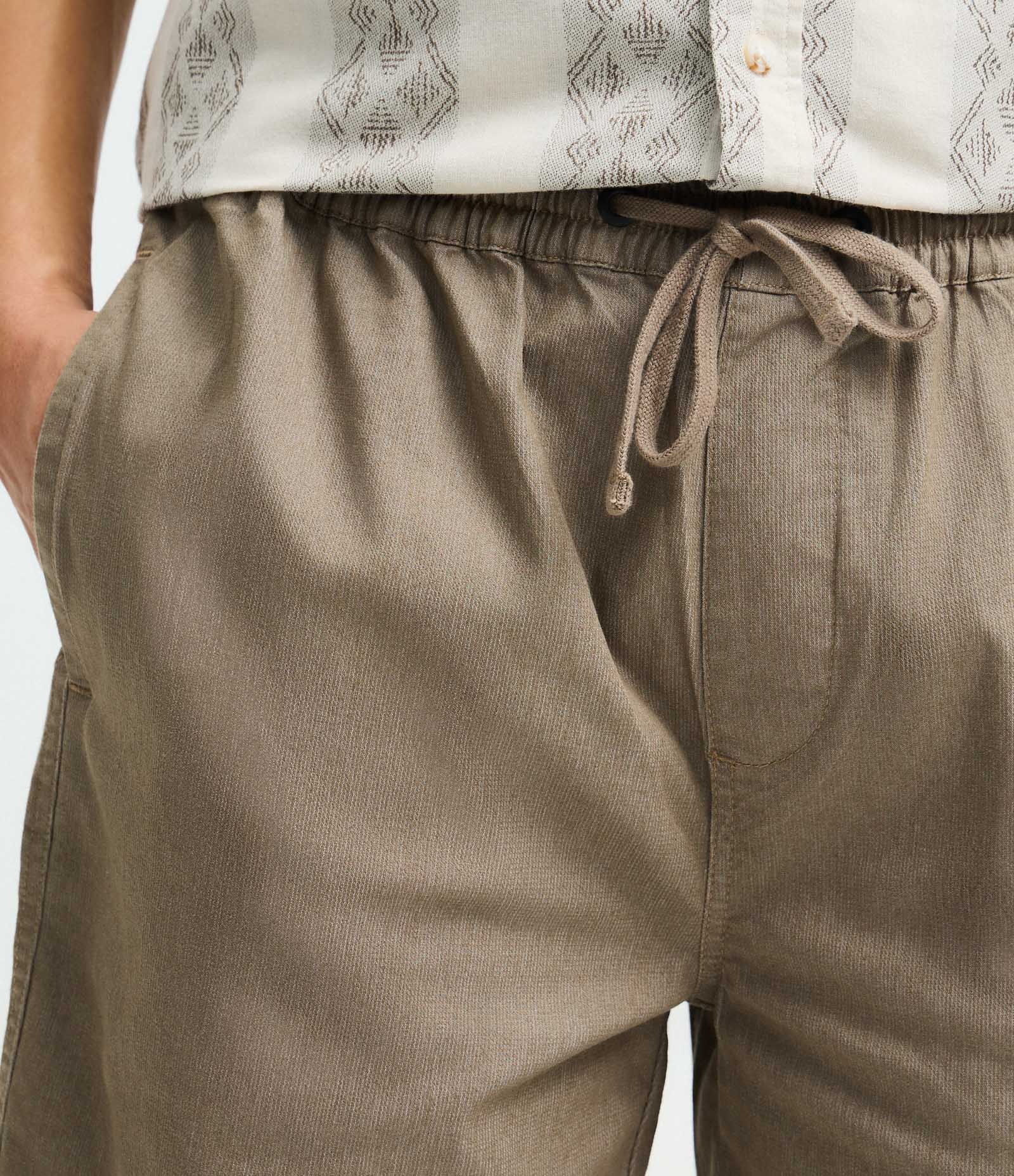 Bermuda em Sarja Texturizada com Cós Elástico Bege 3