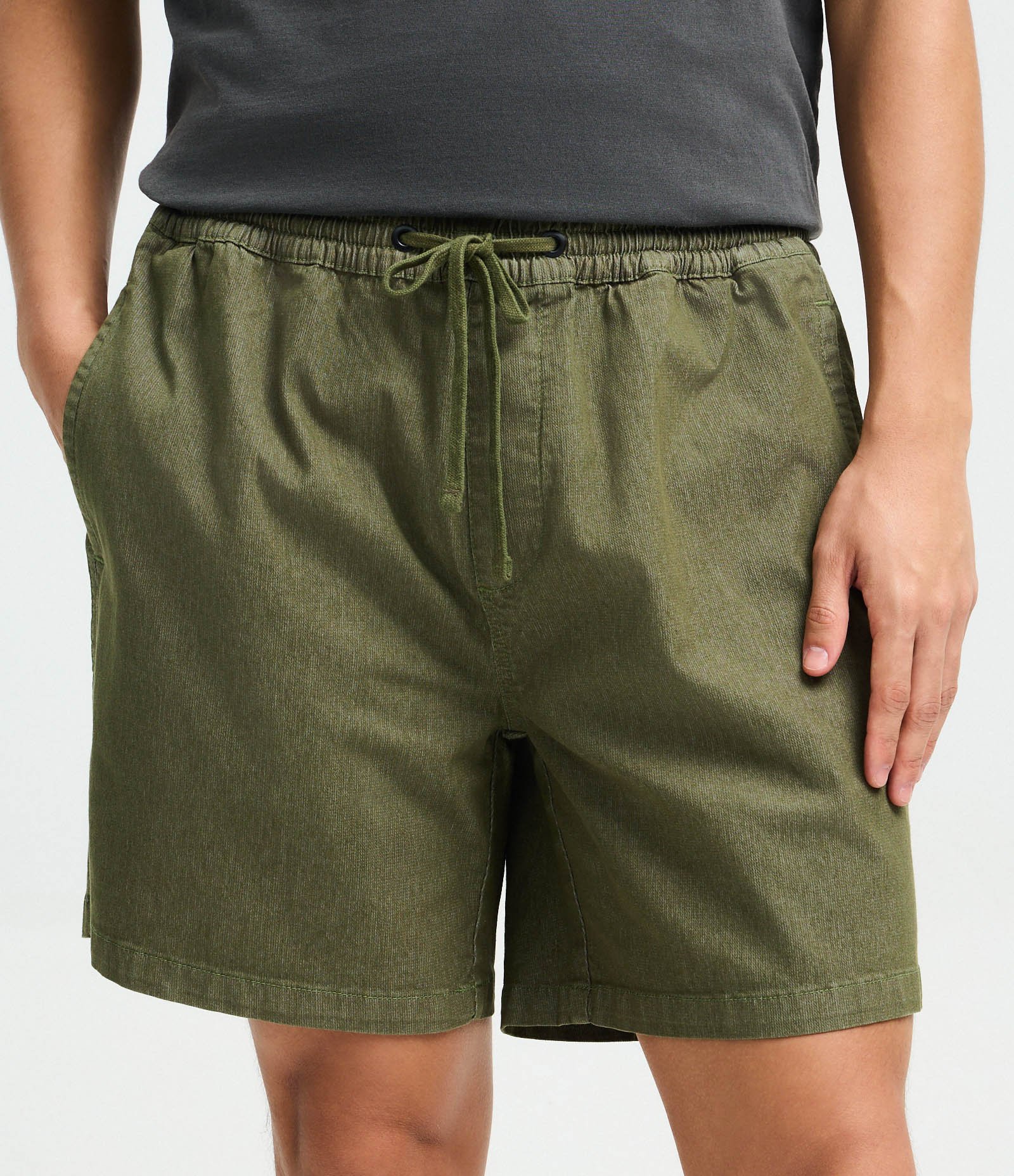 Bermuda em Sarja Texturizada com Cós Elástico Verde 2