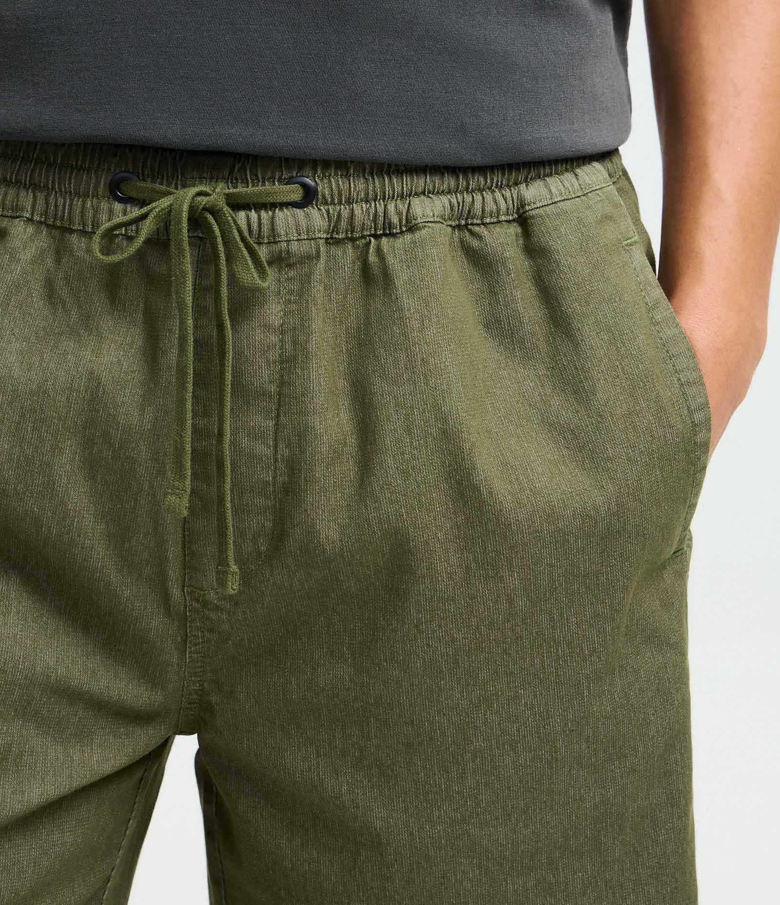 Bermuda em Sarja Texturizada com Cós Elástico Verde 3