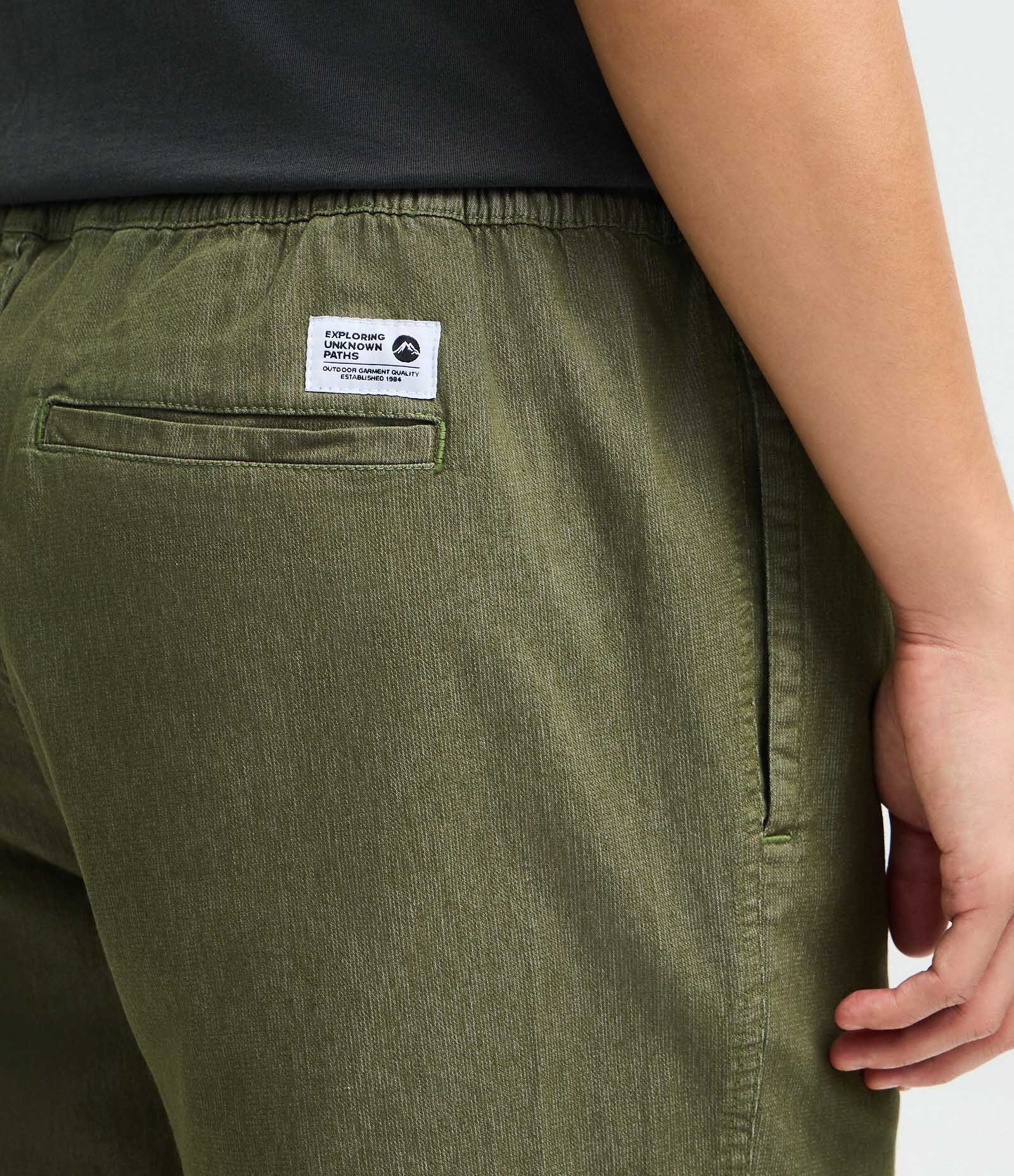 Bermuda em Sarja Texturizada com Cós Elástico Verde 4