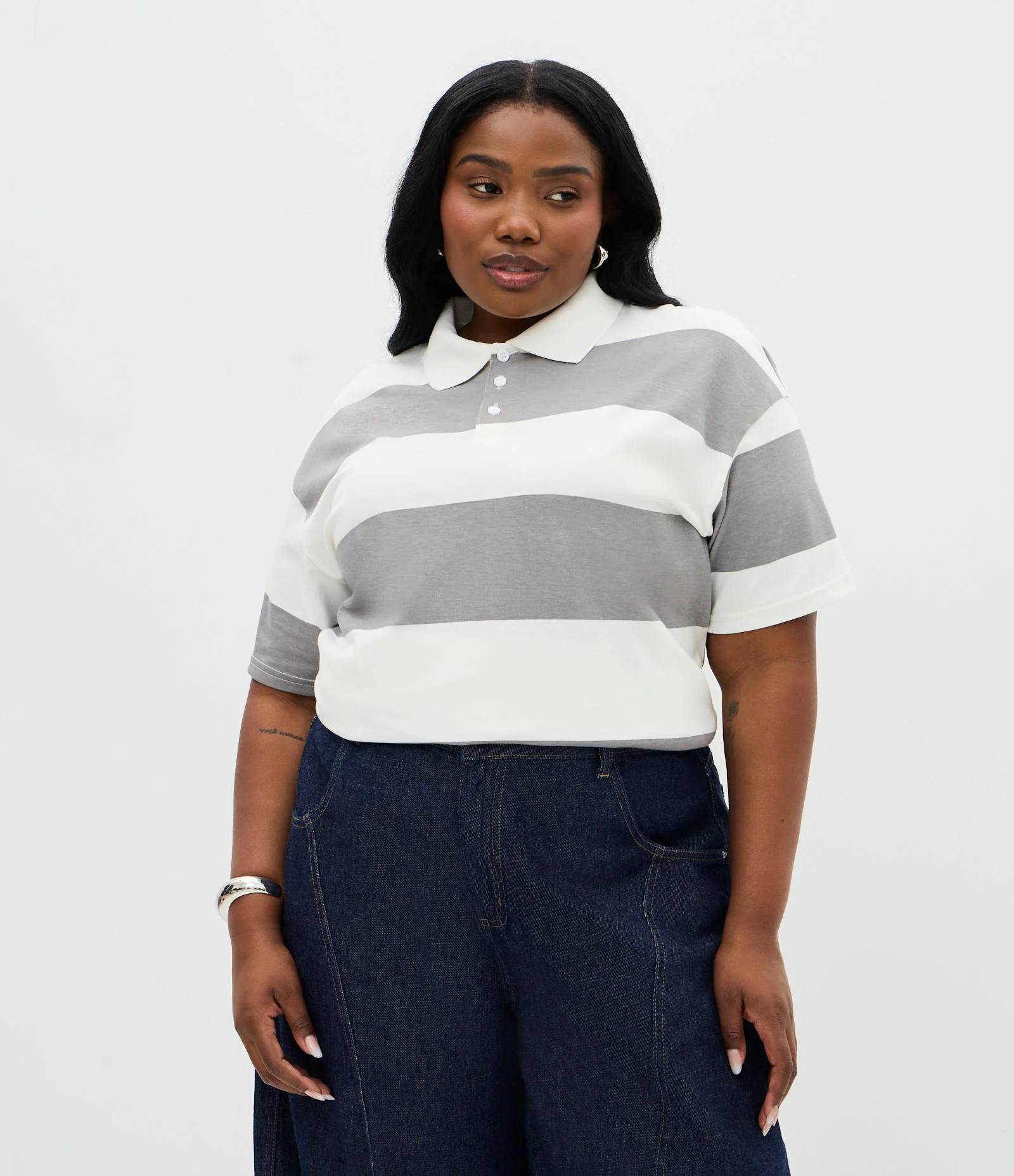 Camiseta Oversized Listrada com Gola Polo Curve & Plus Size Cinza 1