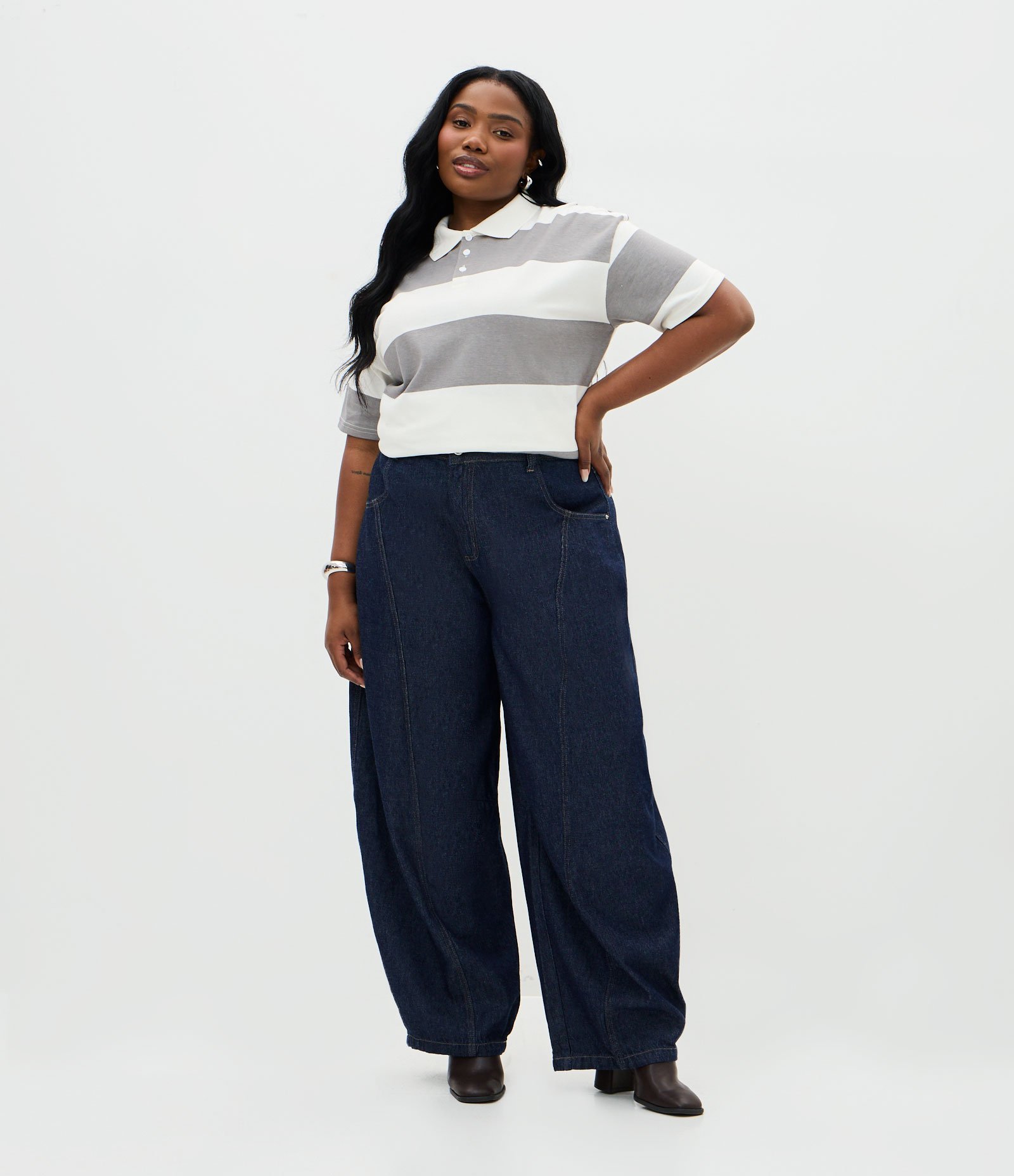 Camiseta Oversized Listrada com Gola Polo Curve & Plus Size Cinza 2