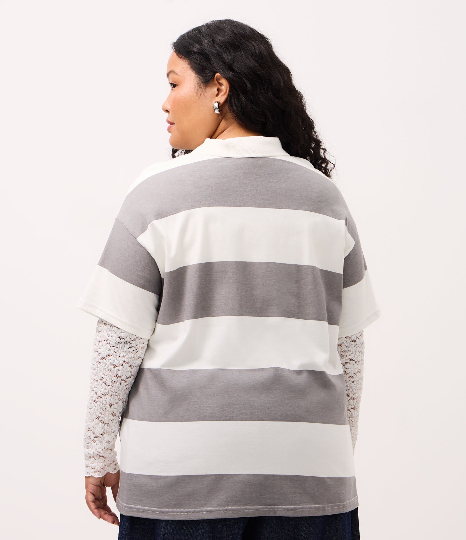 Camiseta Oversized Listrada com Gola Polo Curve & Plus Size Cinza 4