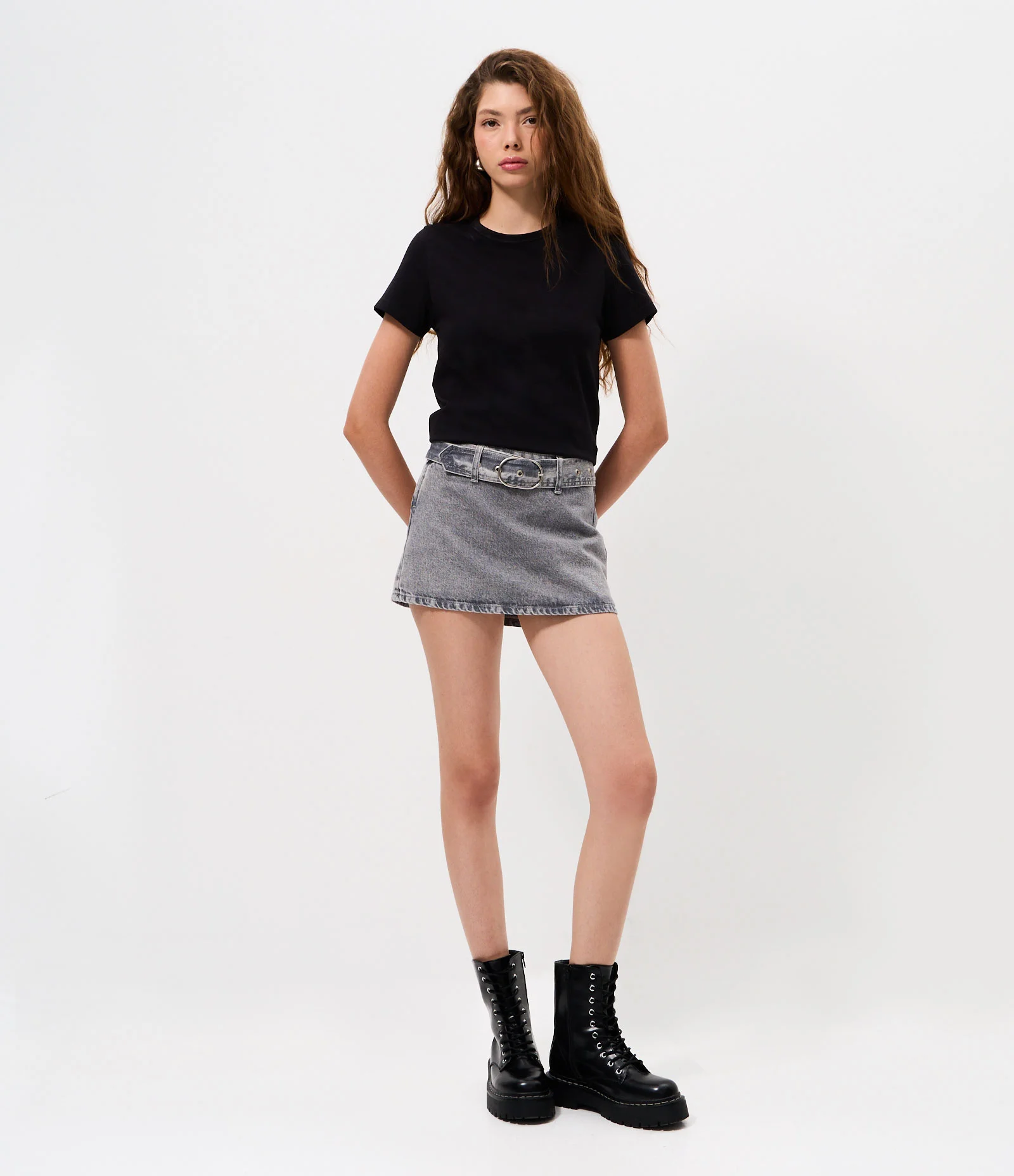 Minissaia em Jeans com Cintinho e Fivela Metálica Cinza 1
