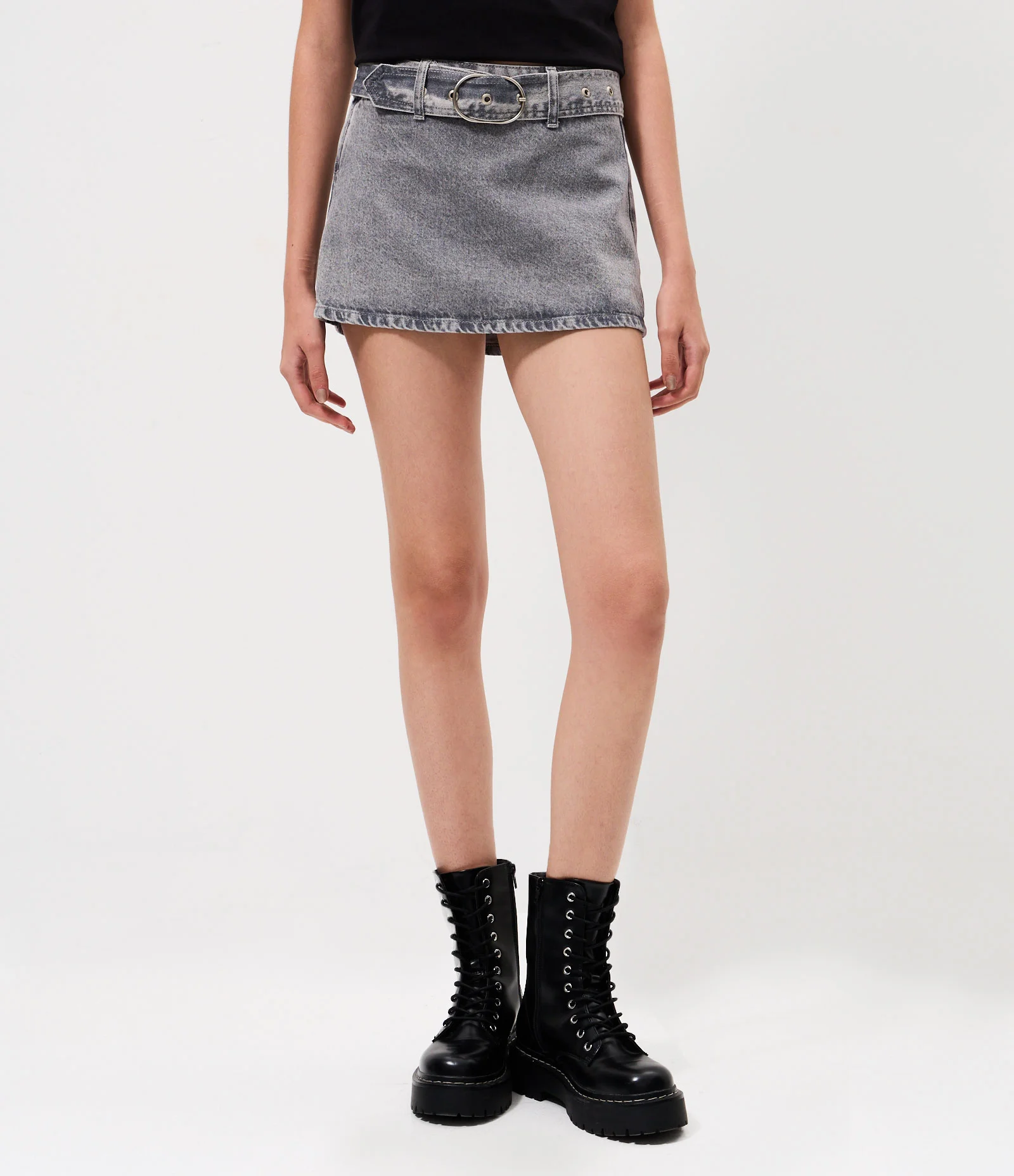 Minissaia em Jeans com Cintinho e Fivela Metálica Cinza 2