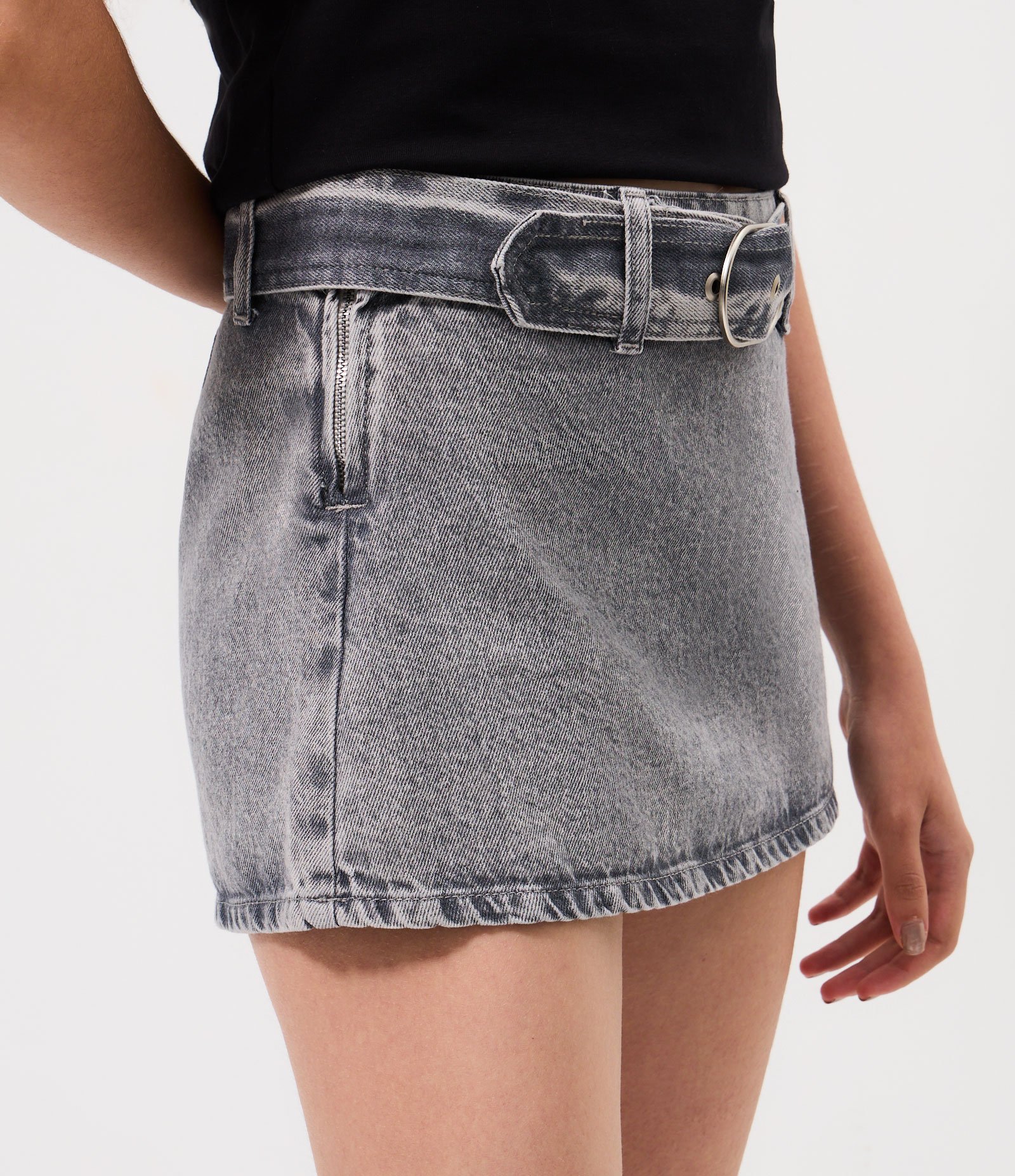 Minissaia em Jeans com Cintinho e Fivela Metálica Cinza 3