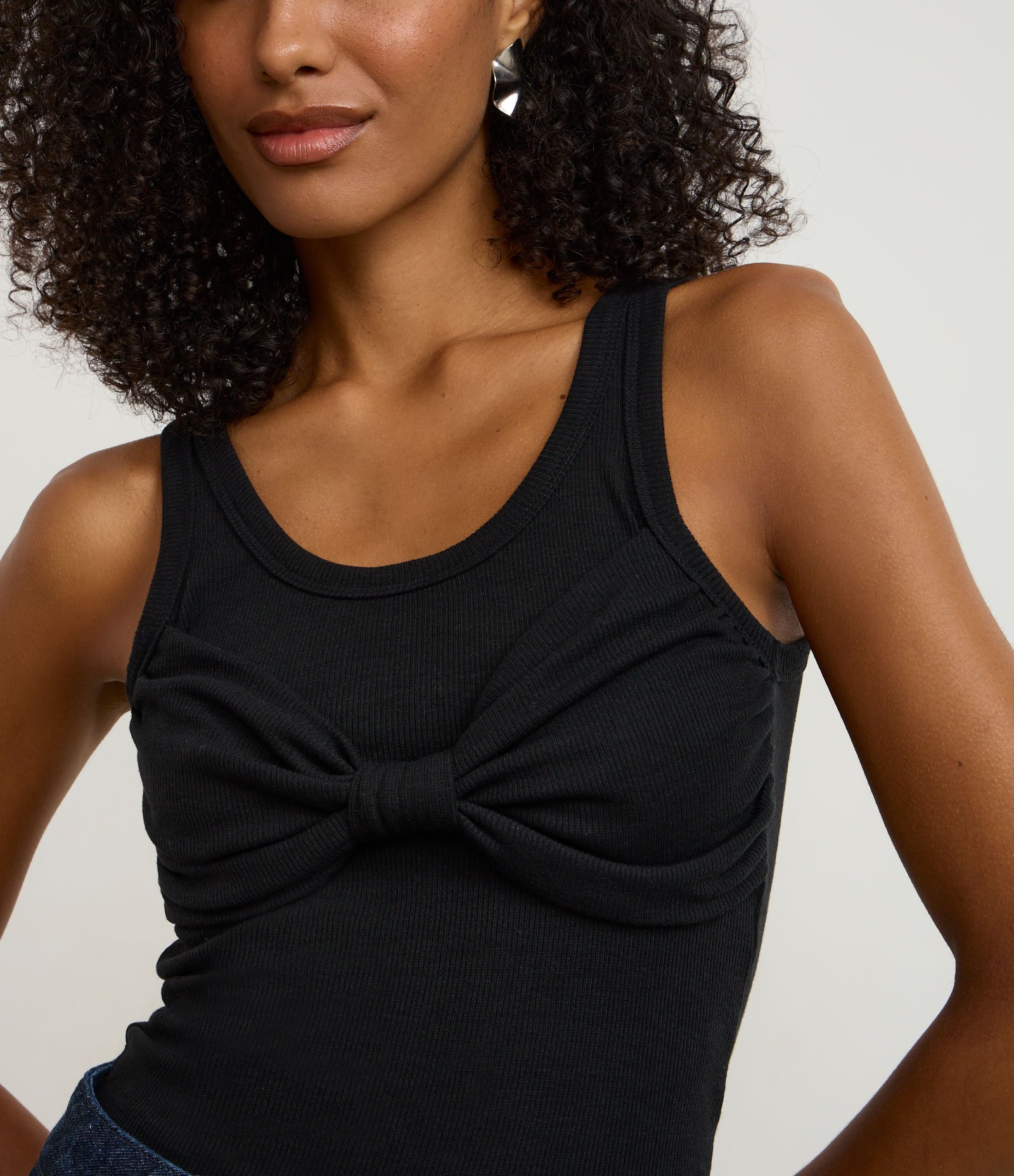 Blusa em Viscose com Laço Drapeado no Busto Preto 3