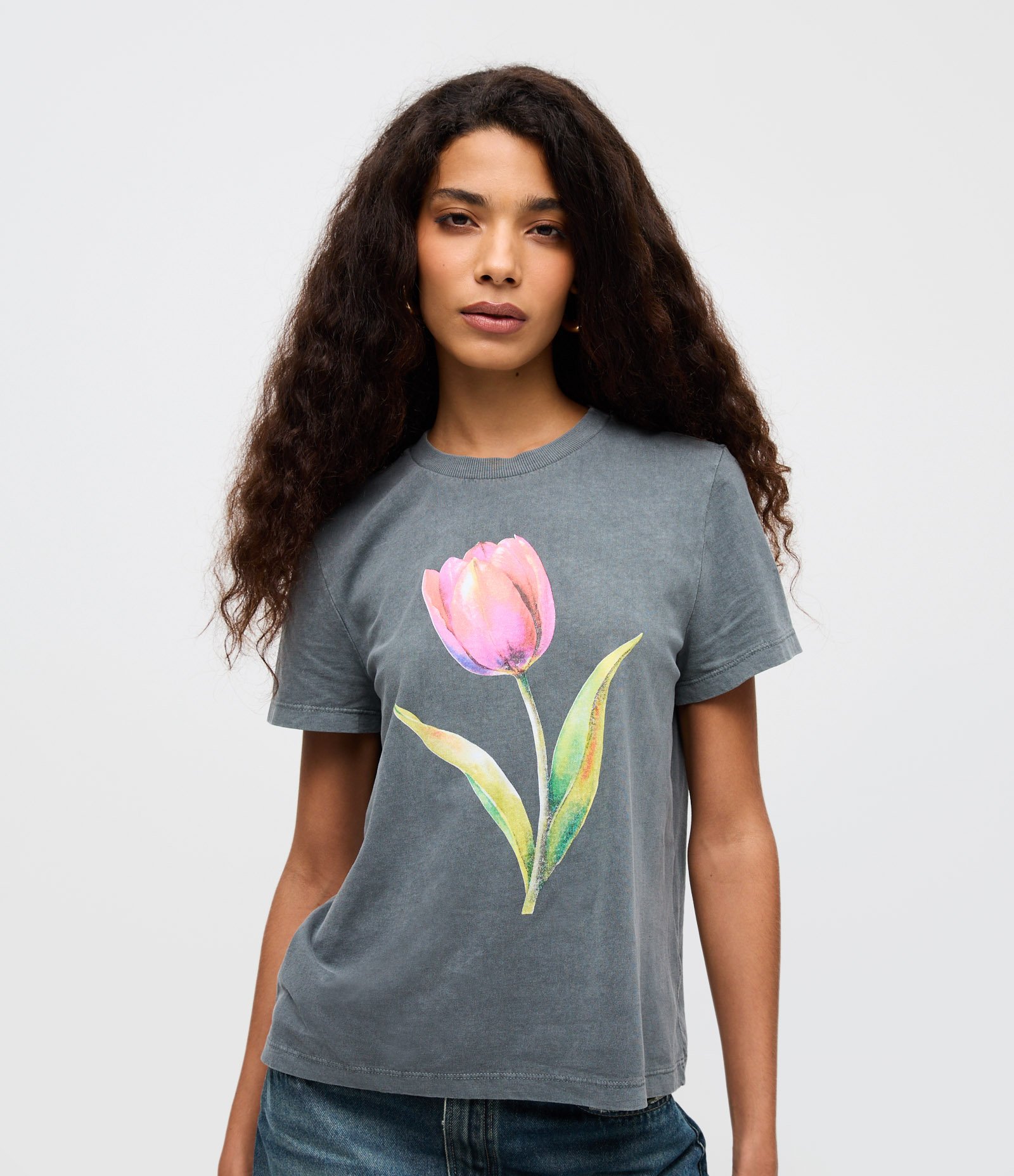 Camiseta Manga Curta em Algodão com Estampa Flor Cinza 1