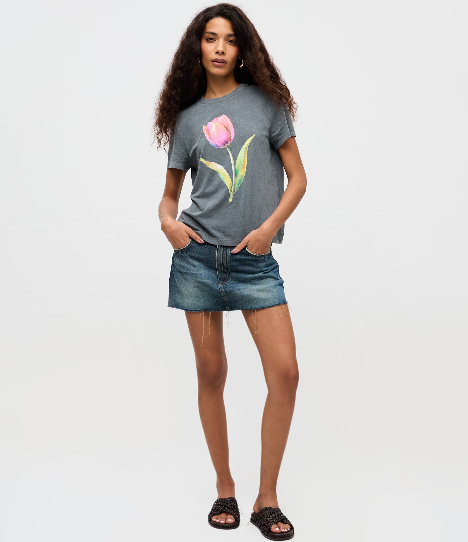 Camiseta Manga Curta em Algodão com Estampa Flor Cinza 2