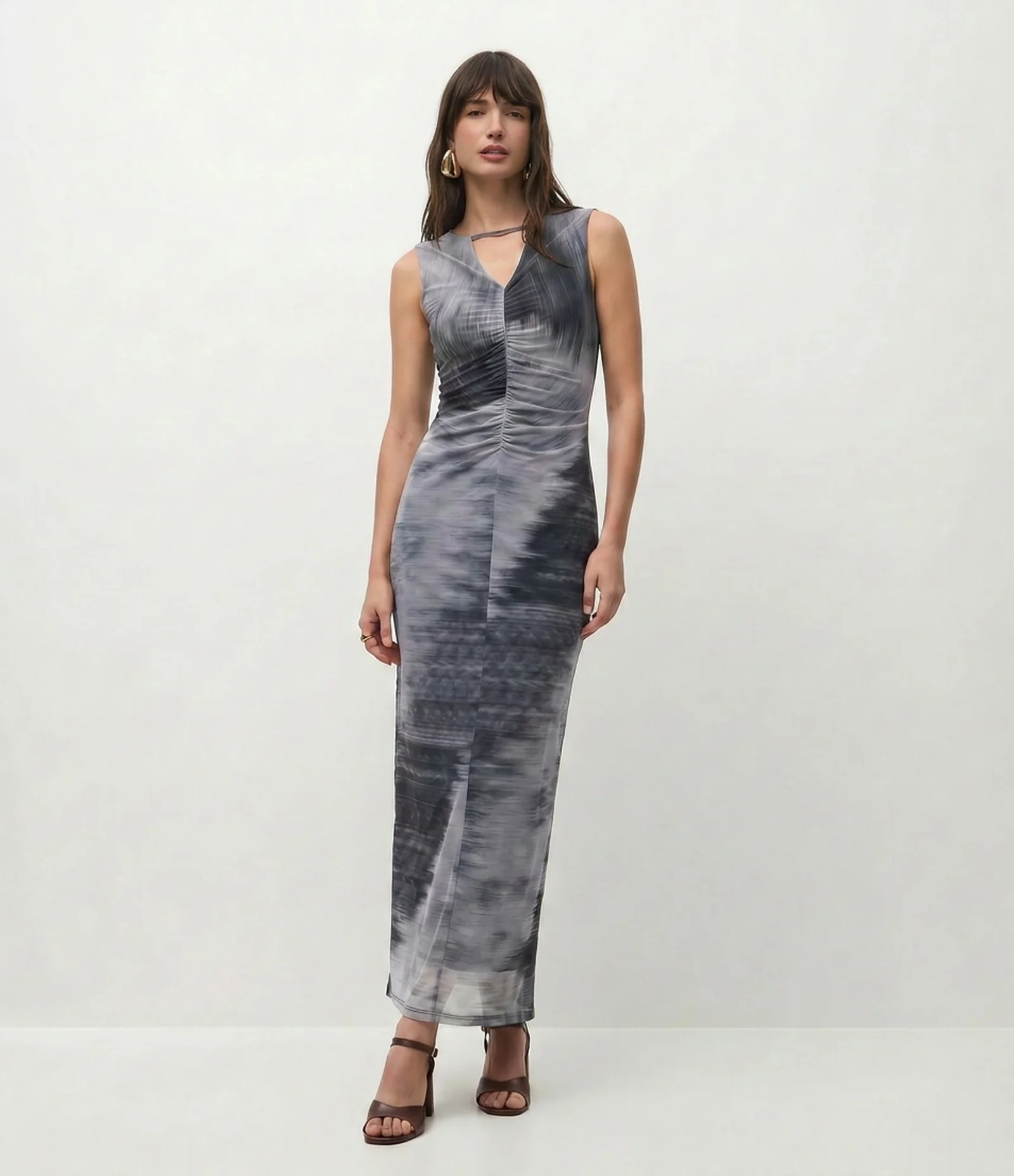 Vestido Longo em Tule Estampado com Drapeado e Recorte no Colo Cinza 1
