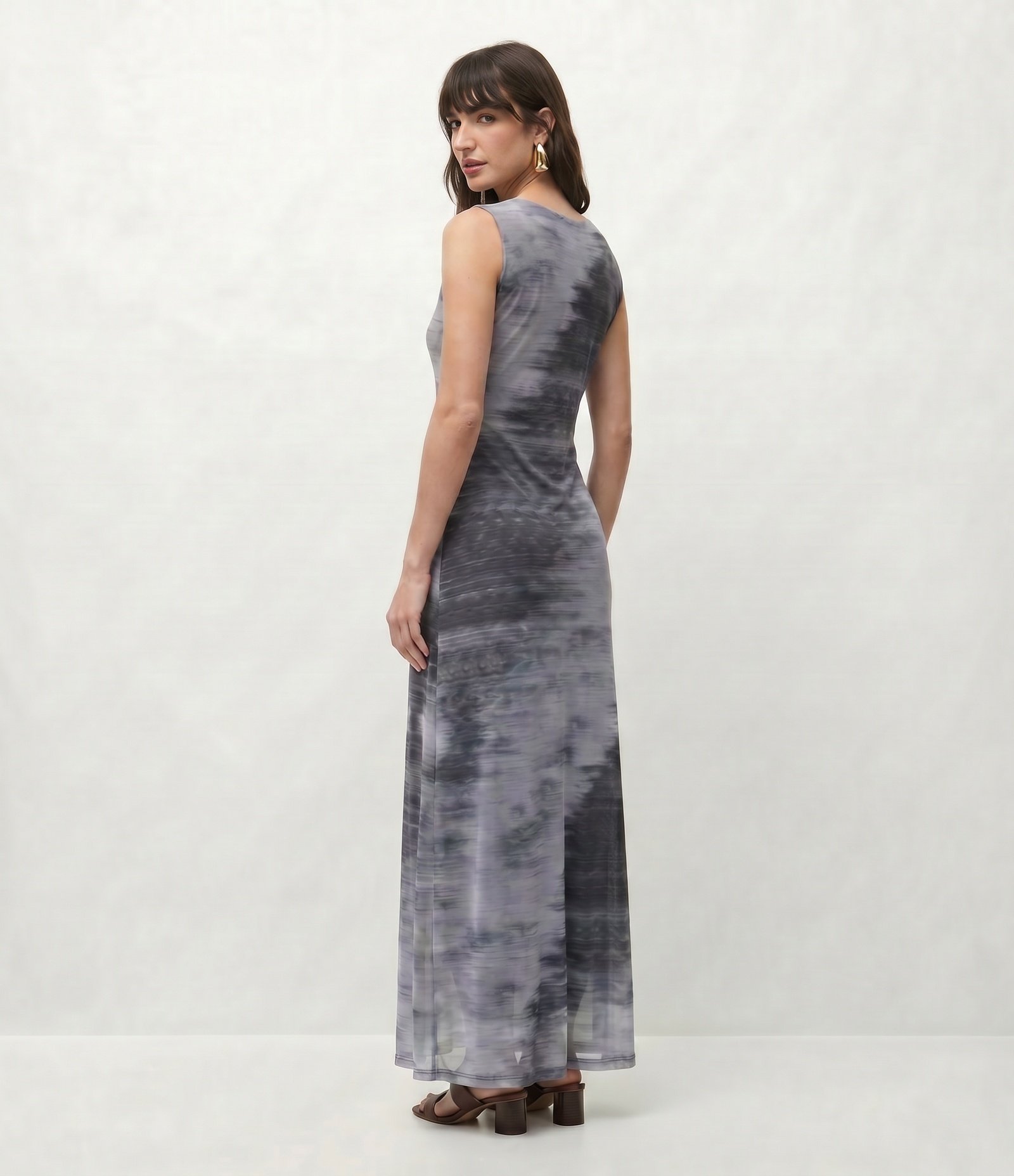 Vestido Longo em Tule Estampado com Drapeado e Recorte no Colo Cinza 2