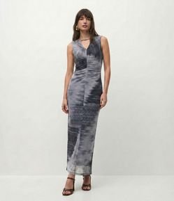 Vestido Longo em Tule Estampado com Drapeado e Recorte no Colo