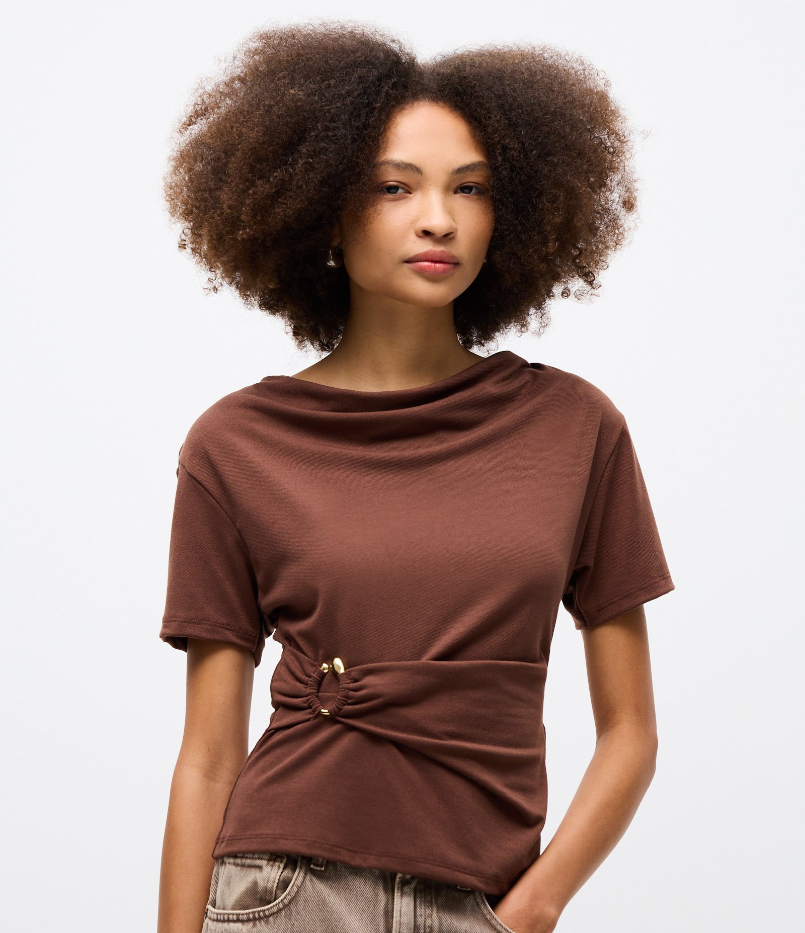 Blusa Texturizada com Decote Drapeado e Aviamento na Cintura Marrom 1