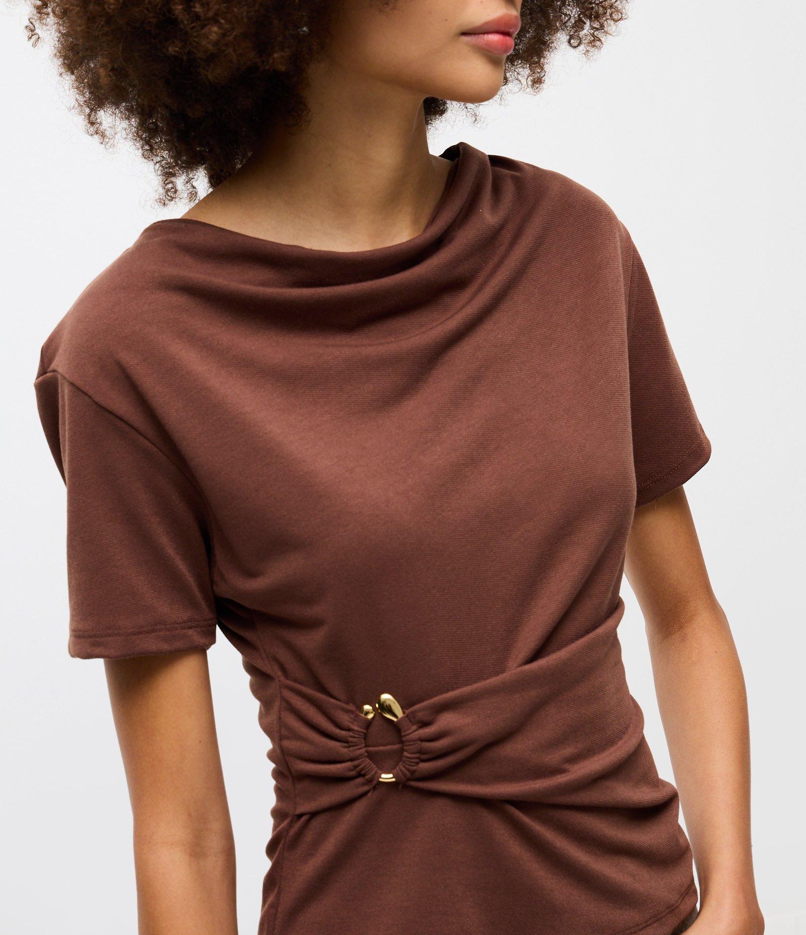 Blusa Texturizada com Decote Drapeado e Aviamento na Cintura Marrom 2