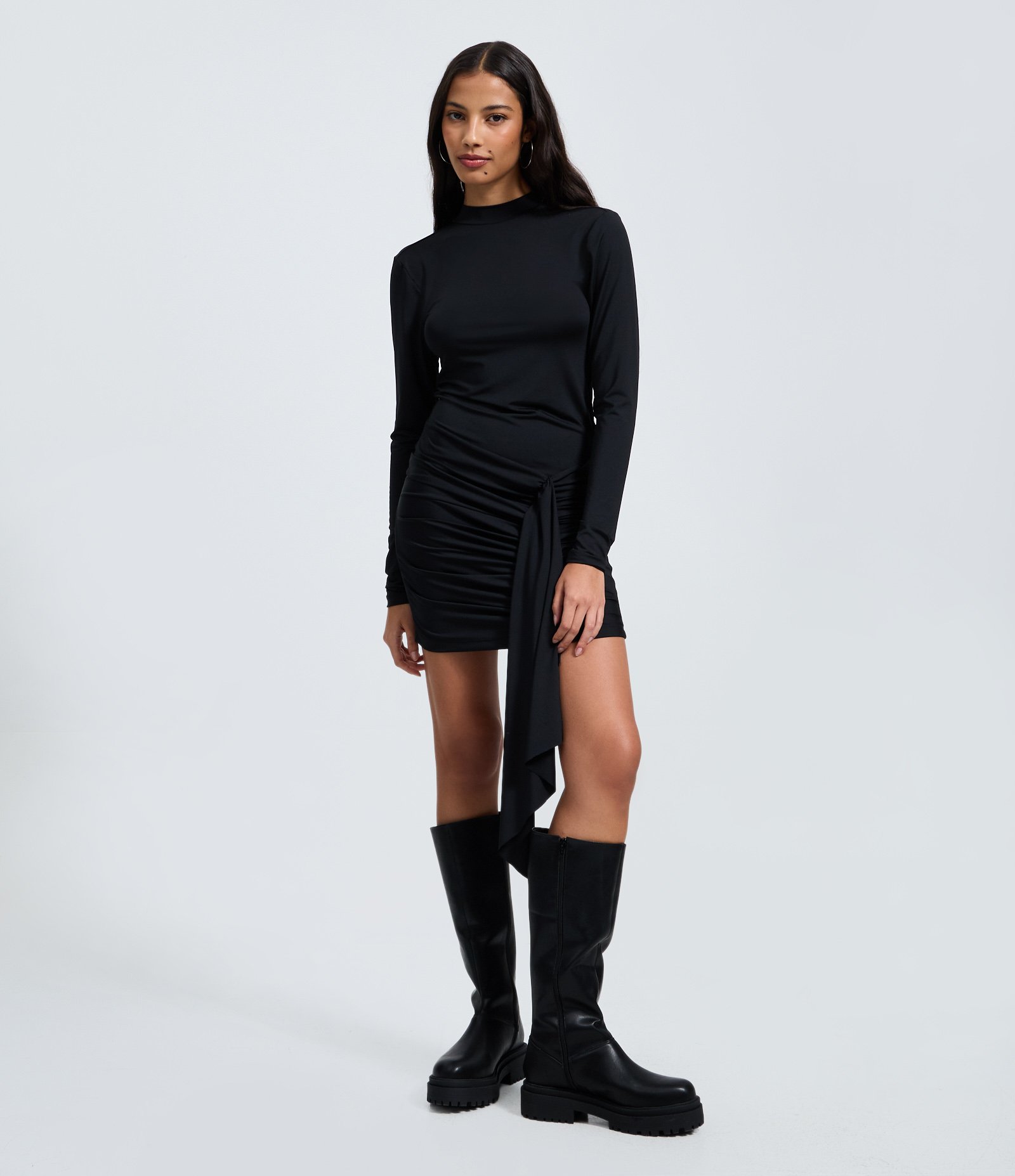 Vestido em Microfibra com Nó Frontal e Abertura nas Costas Preto 1