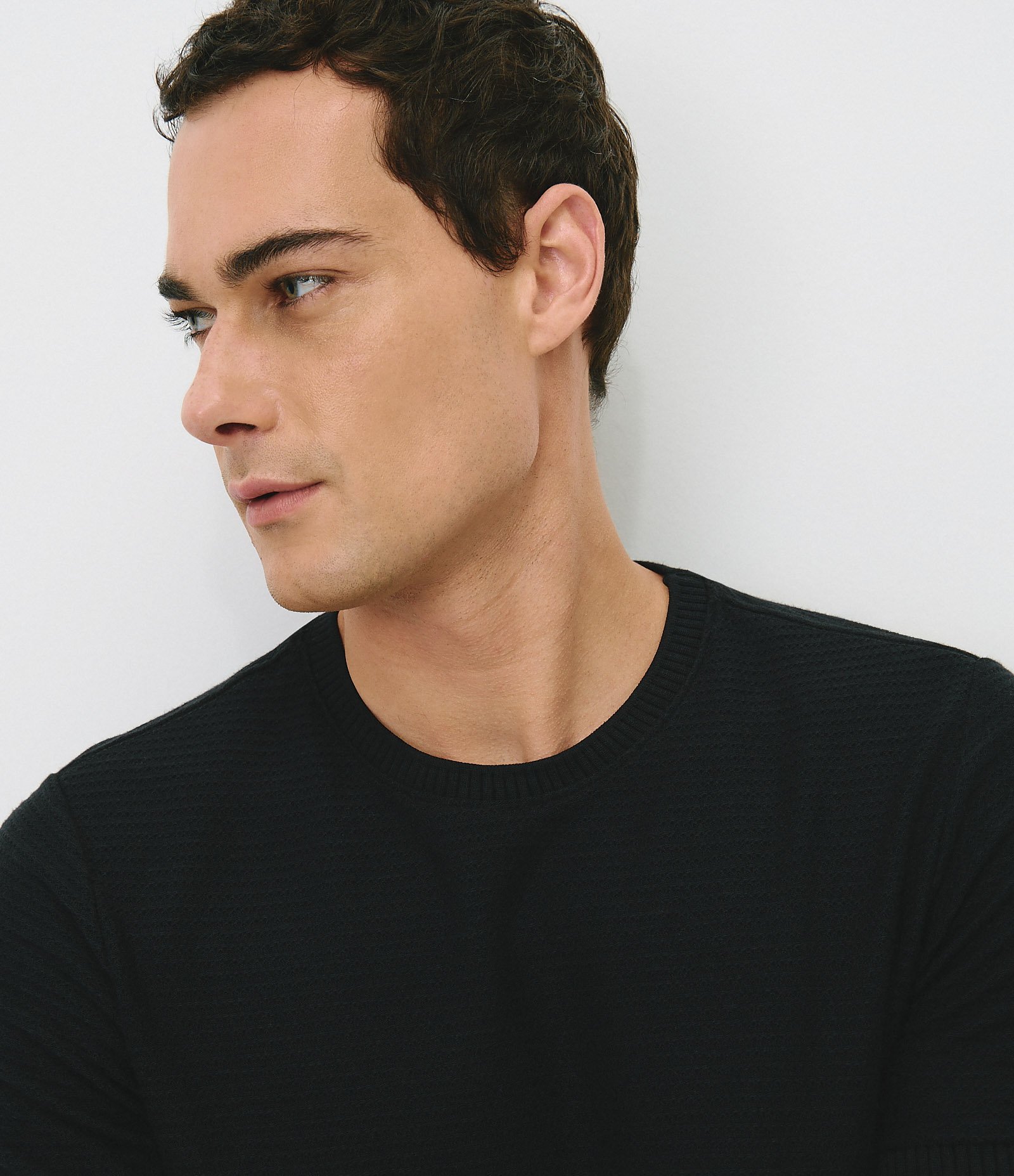 Camiseta Texturizada com Algodão e Gola Redonda Preto 3