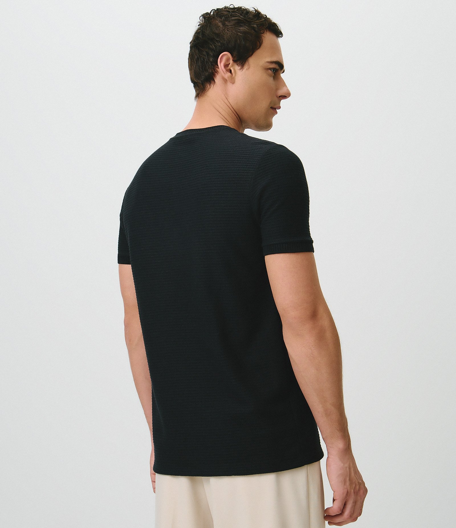 Camiseta Texturizada com Algodão e Gola Redonda Preto 4