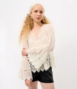 Blusa em Tule com Renda e Babados com Caimento Fluido