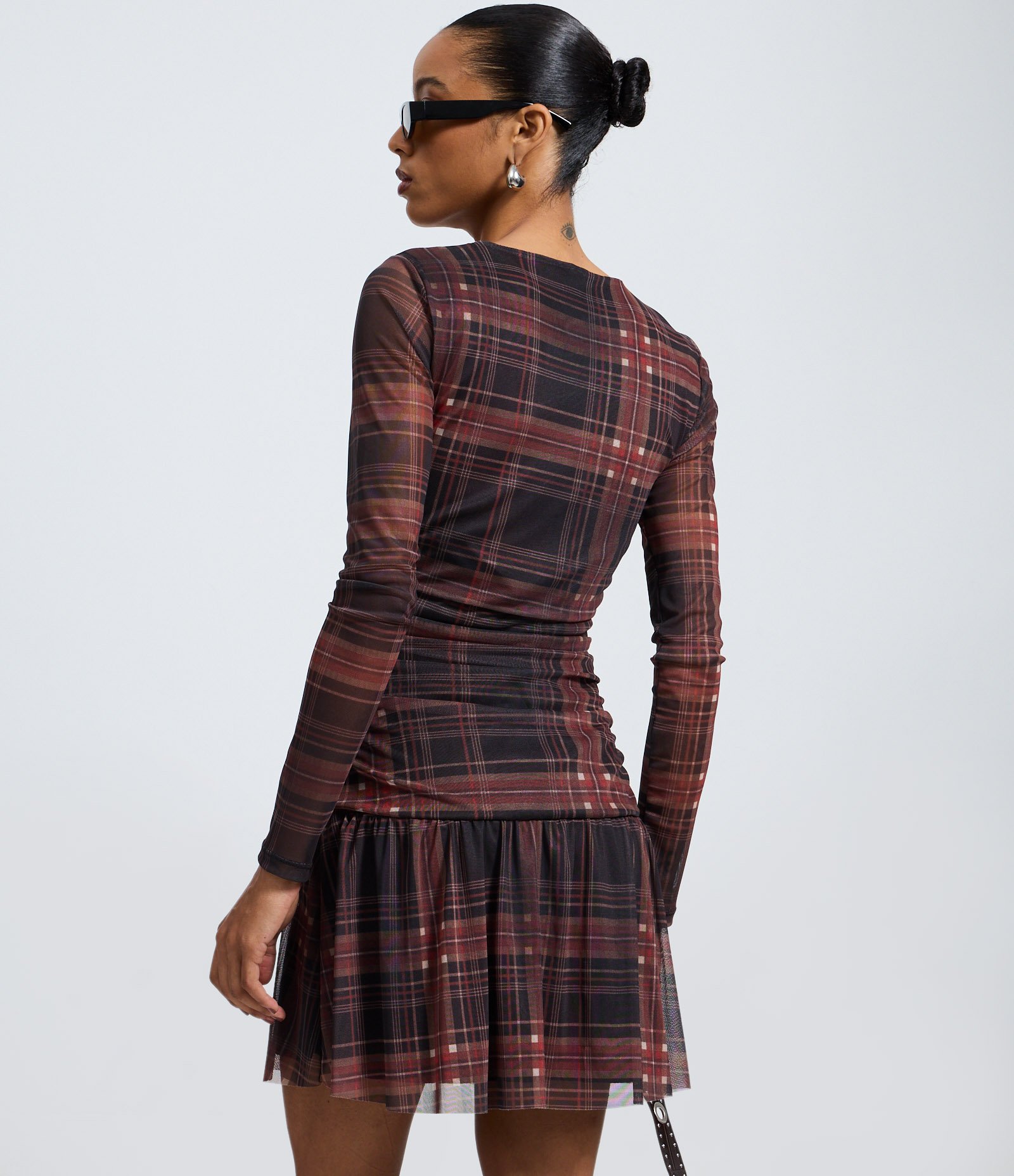 Vestido Tule Xadrez com Babados Marrom 4