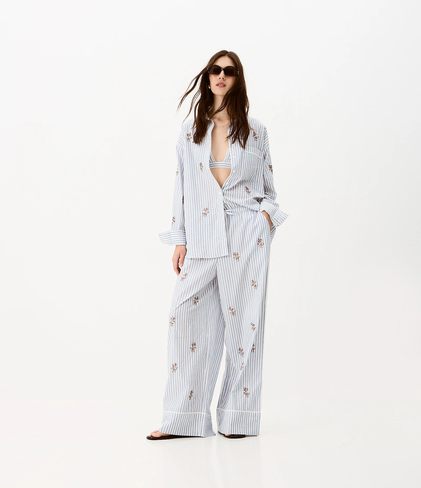 Camisa Oversized em Tricoline Listrado com Bordado de Beads Azul 1