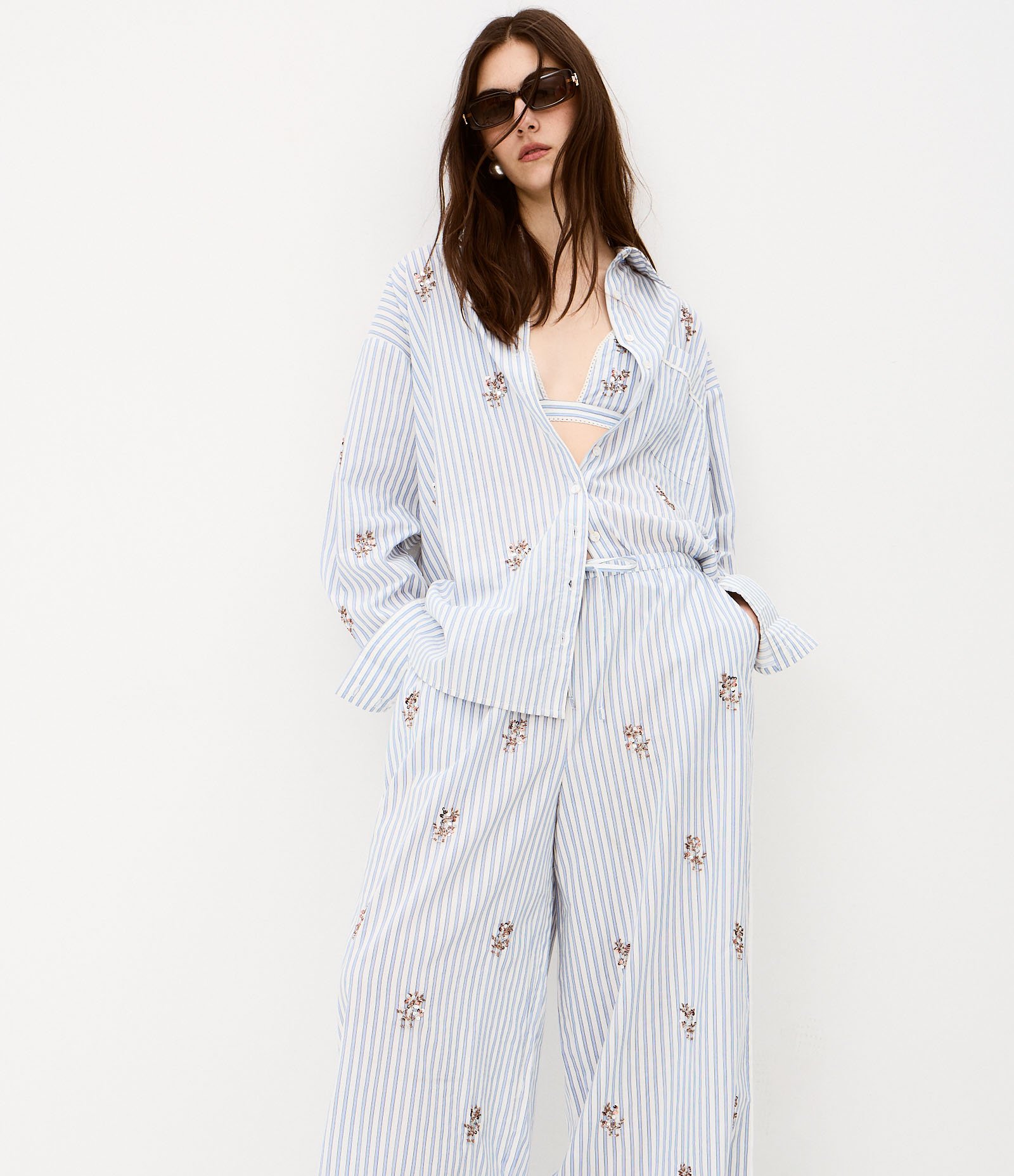 Camisa Oversized em Tricoline Listrado com Bordado de Beads Azul 2